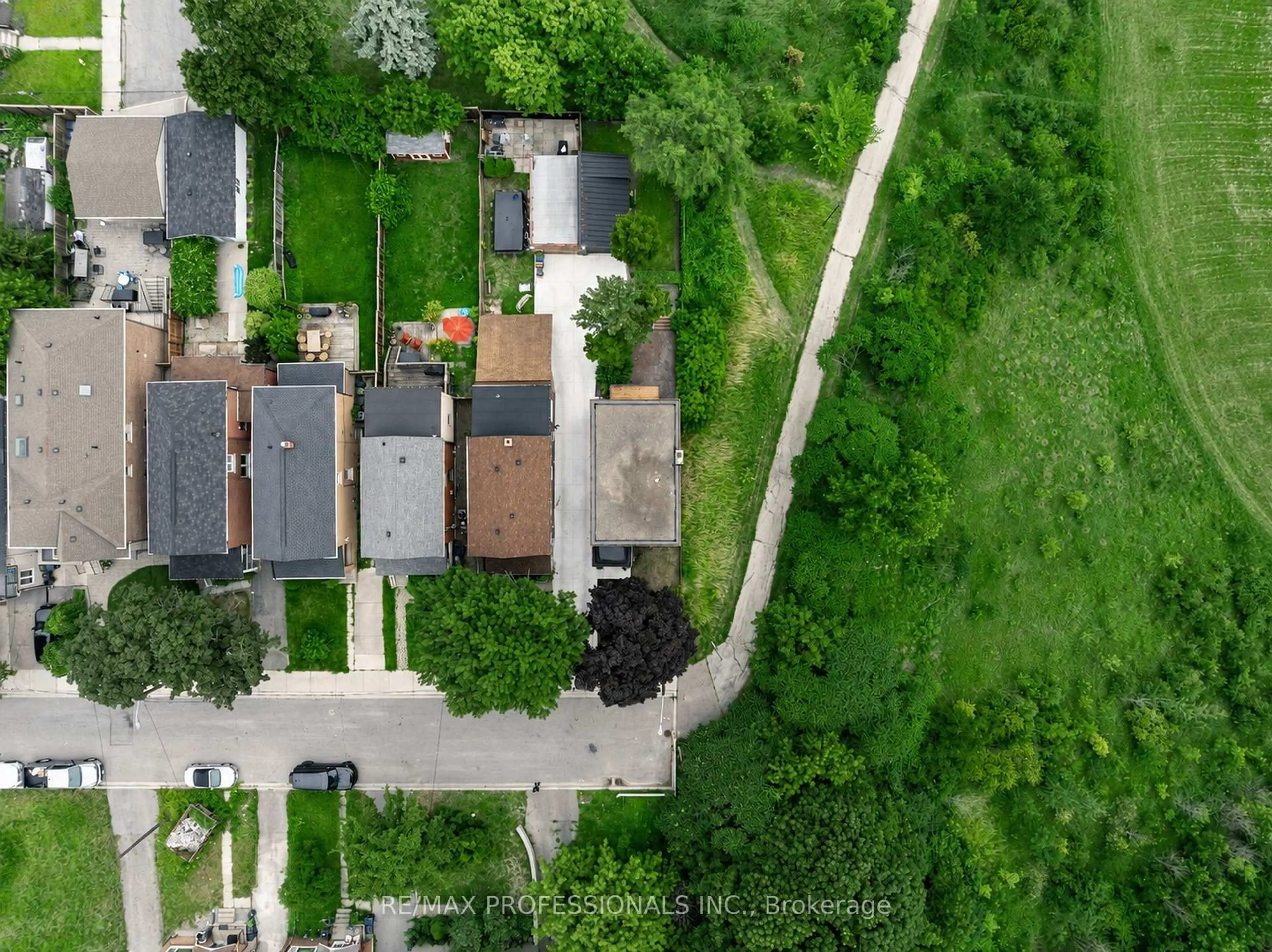 A pic from outside/outdoor area/front of a property/back of a property/a pic from drone, street for 19 Arnold Ave, Toronto Ontario M6N 4M8