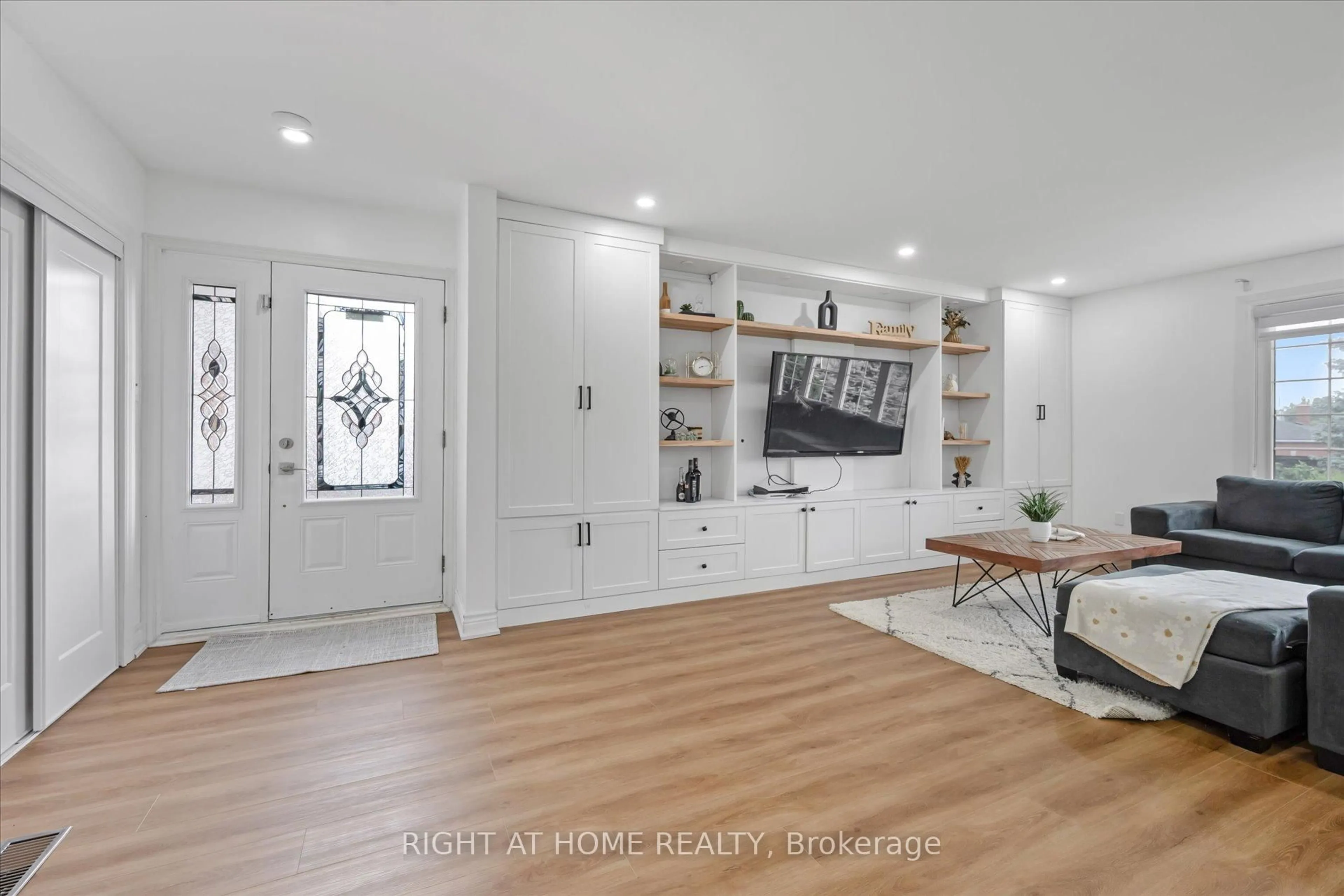 Indoor entryway for 93 Denbigh Cres, Toronto Ontario M3M 2T4