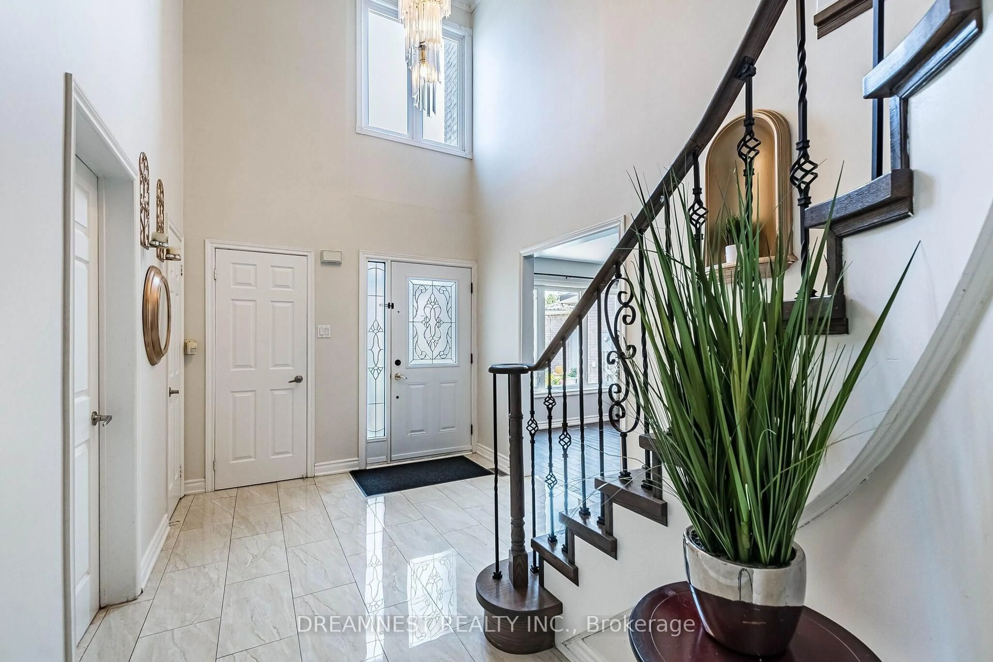 Indoor foyer for 5959 Ladyburn Cres, Mississauga Ontario L5M 4V7