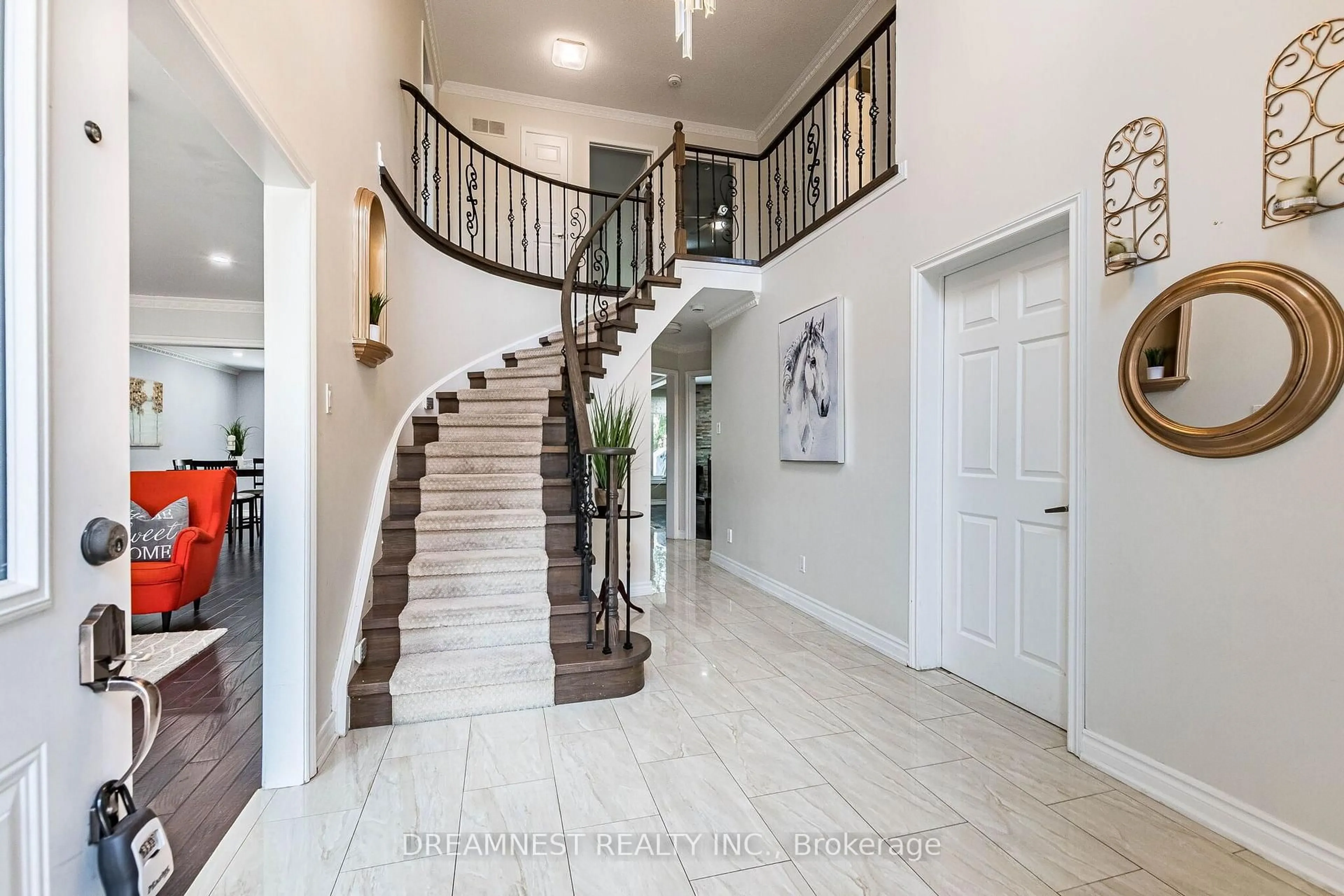 Indoor foyer for 5959 Ladyburn Cres, Mississauga Ontario L5M 4V7