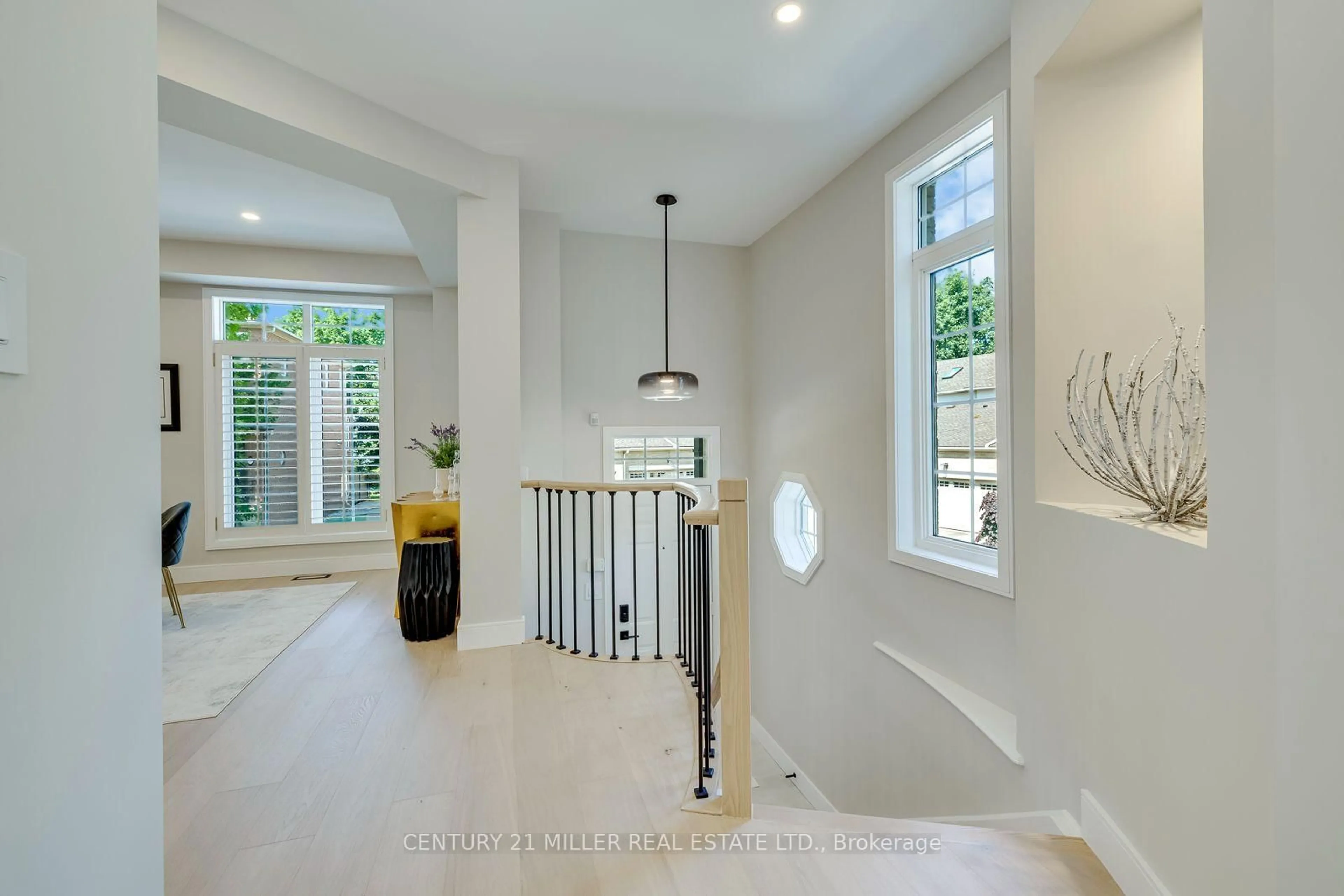 Indoor entryway for 1267 Dorval Dr #65, Oakville Ontario L6M 3Z5