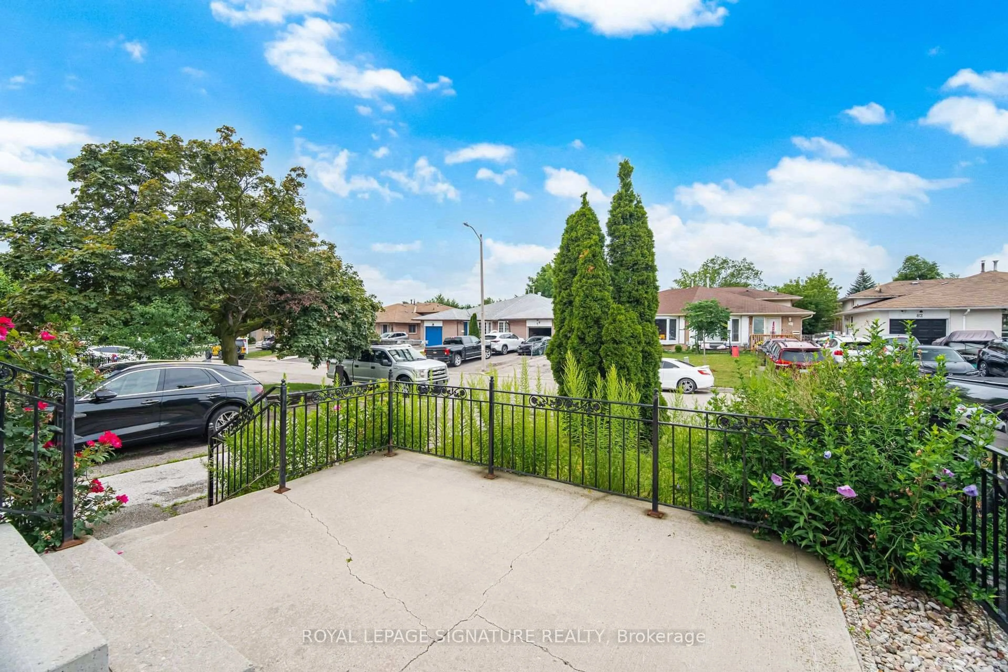 A pic from outside/outdoor area/front of a property/back of a property/a pic from drone, unknown for 51 Wilton Dr, Brampton Ontario L6W 2Z9