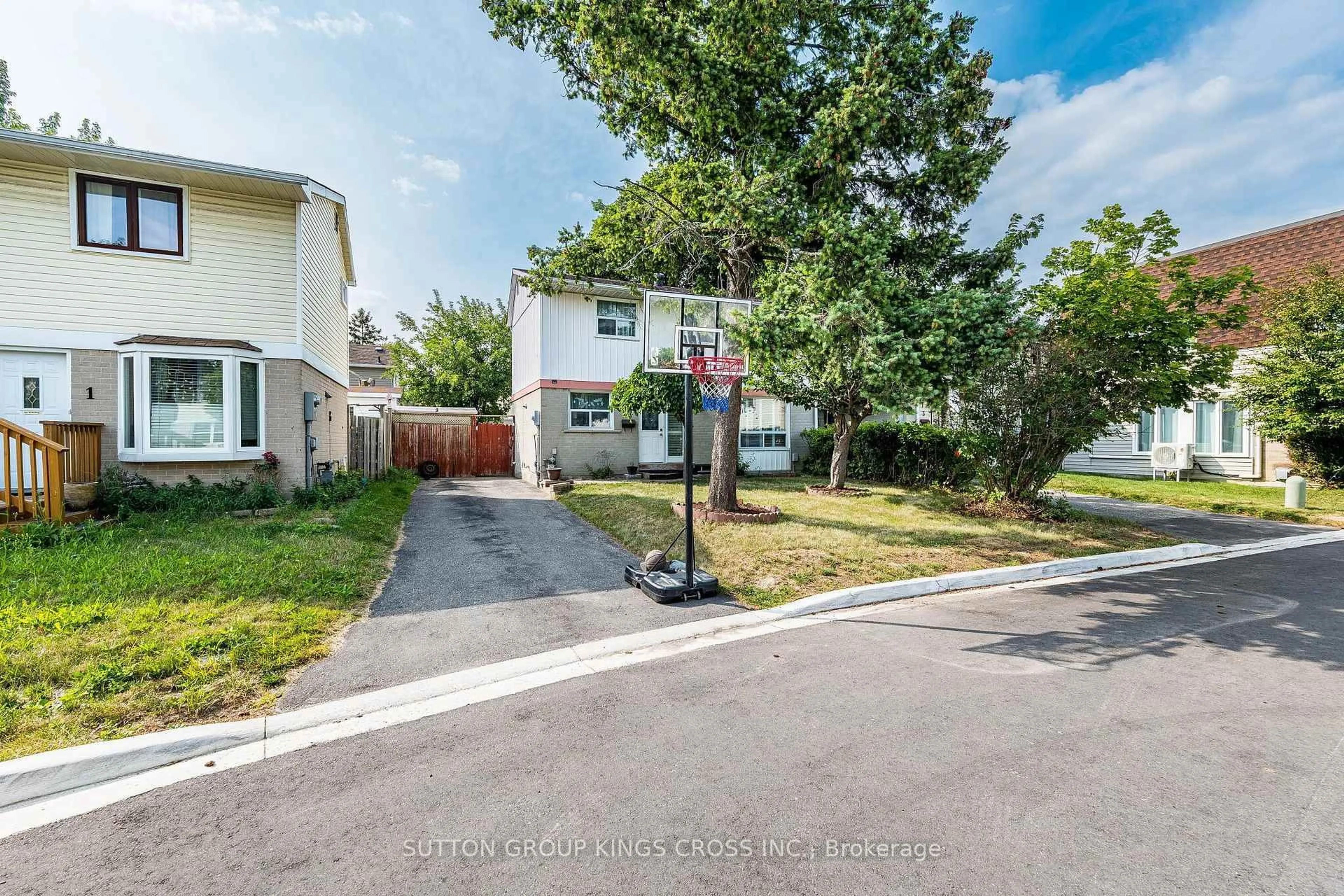 A pic from outside/outdoor area/front of a property/back of a property/a pic from drone, street for 2 Hemlark Crt, Brampton Ontario L6S 2B7