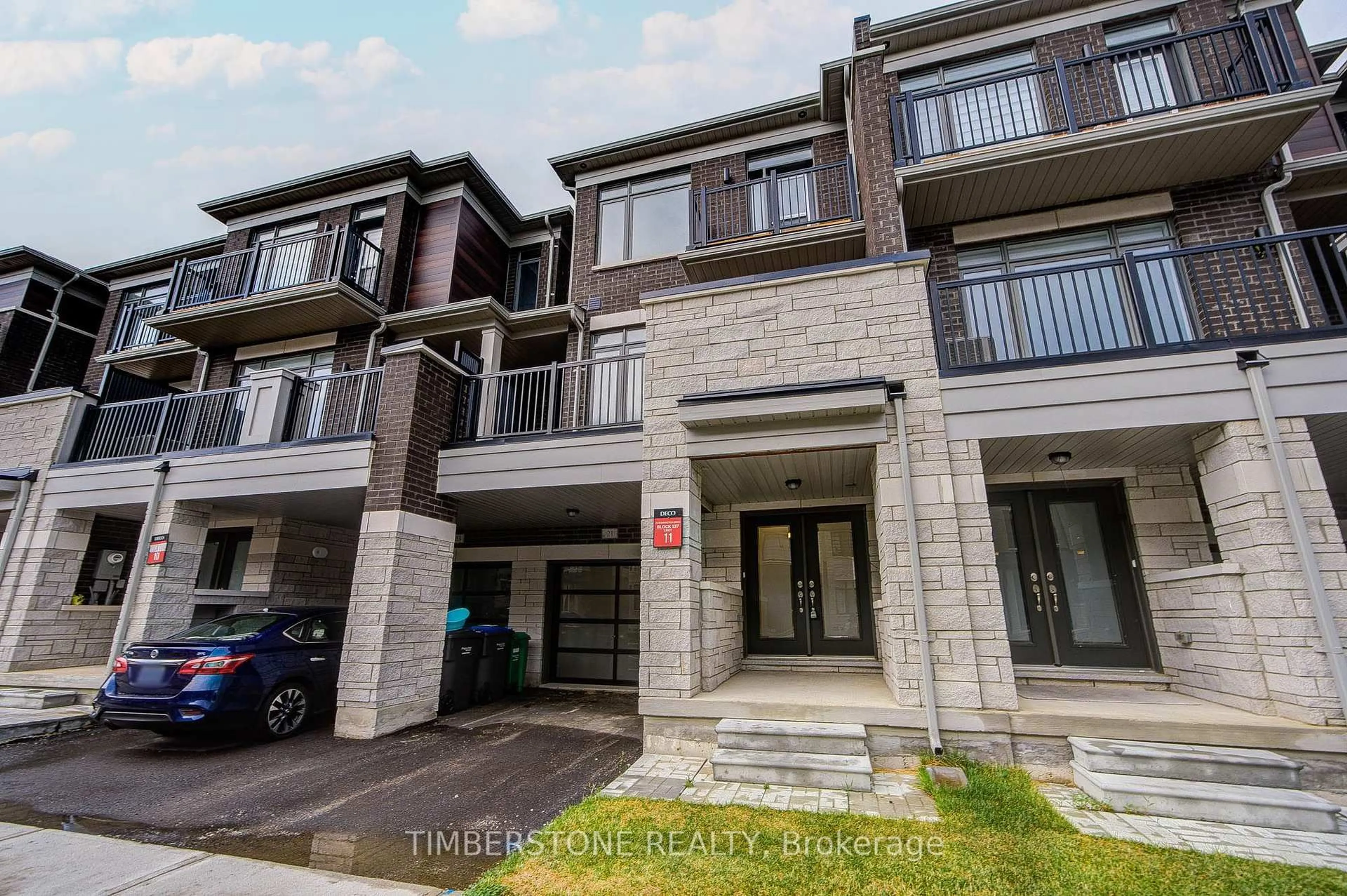 A pic from outside/outdoor area/front of a property/back of a property/a pic from drone, street for 21 Bonnington Dr, Brampton Ontario L7A 5M1