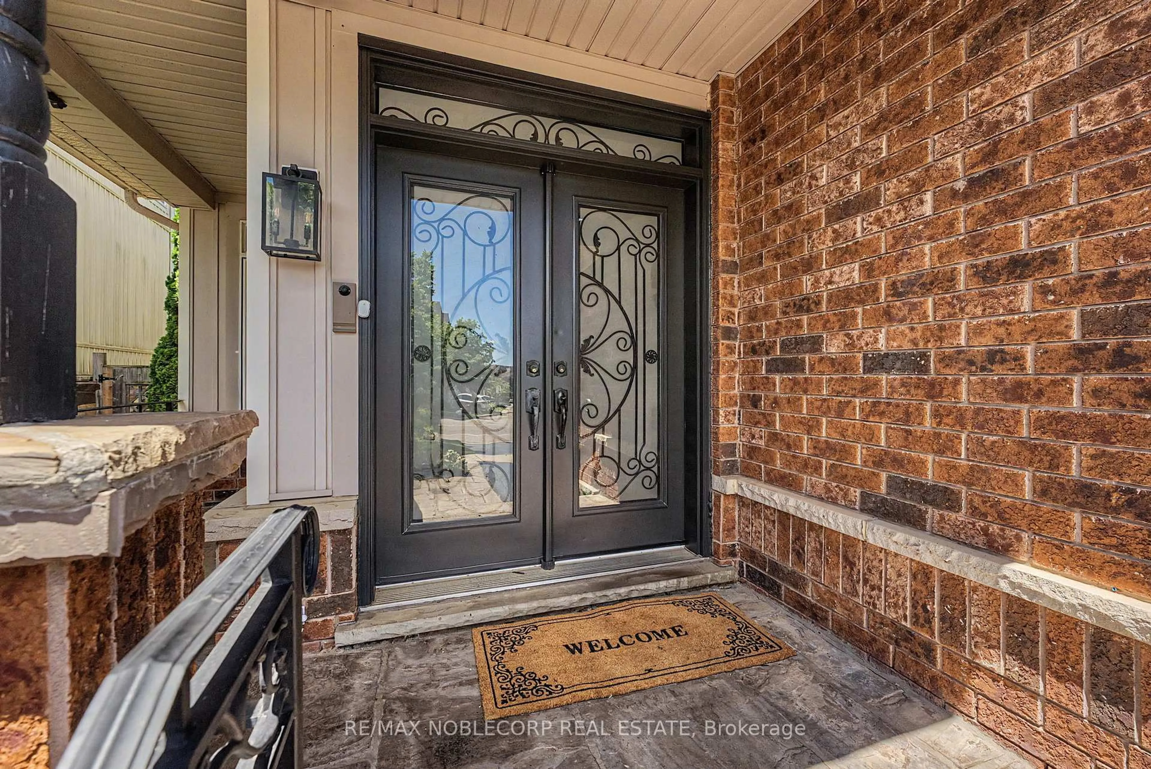 Indoor entryway for 68 Meadowglen Blvd, Halton Hills Ontario L7G 0B7