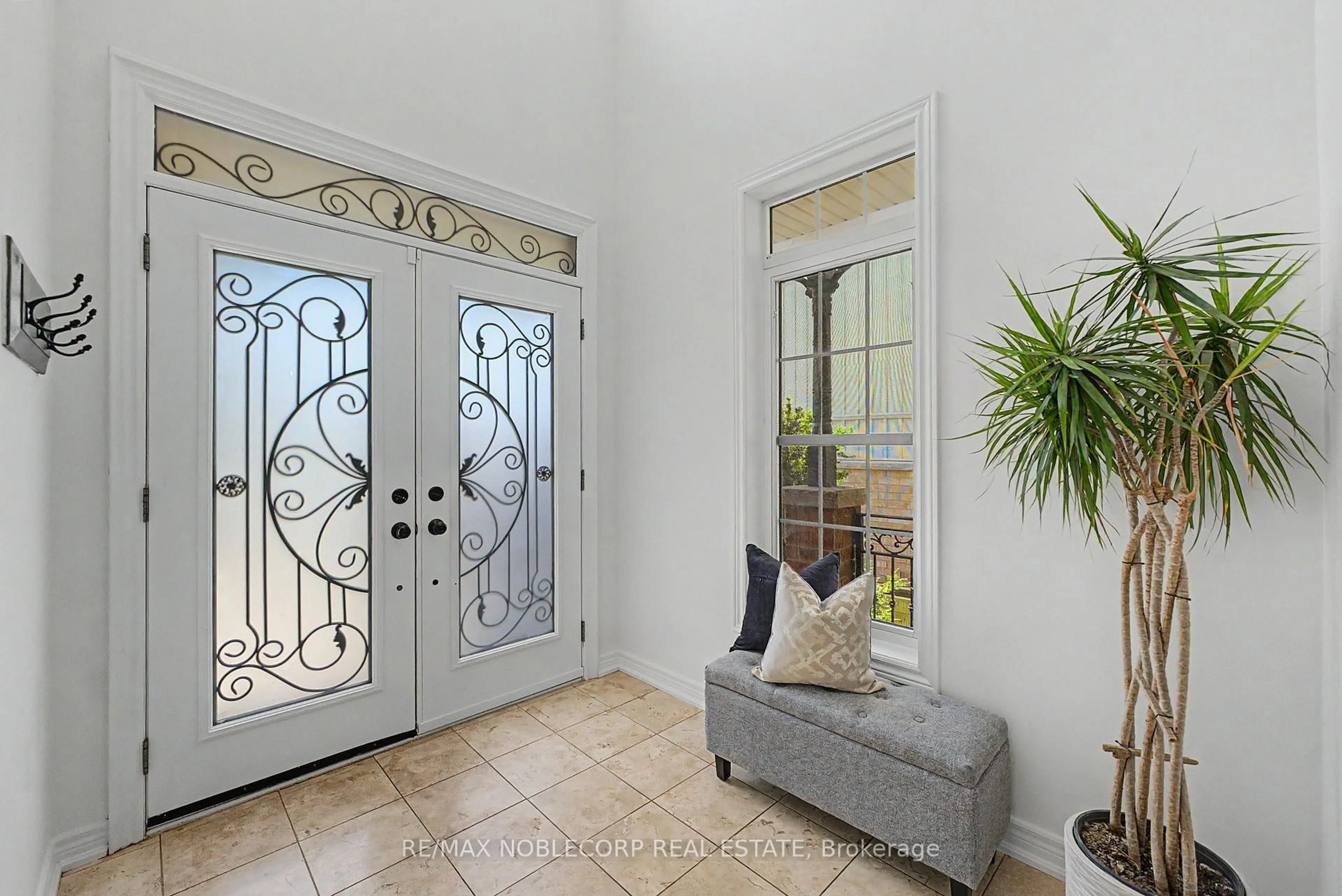 Indoor entryway for 68 Meadowglen Blvd, Halton Hills Ontario L7G 0B7