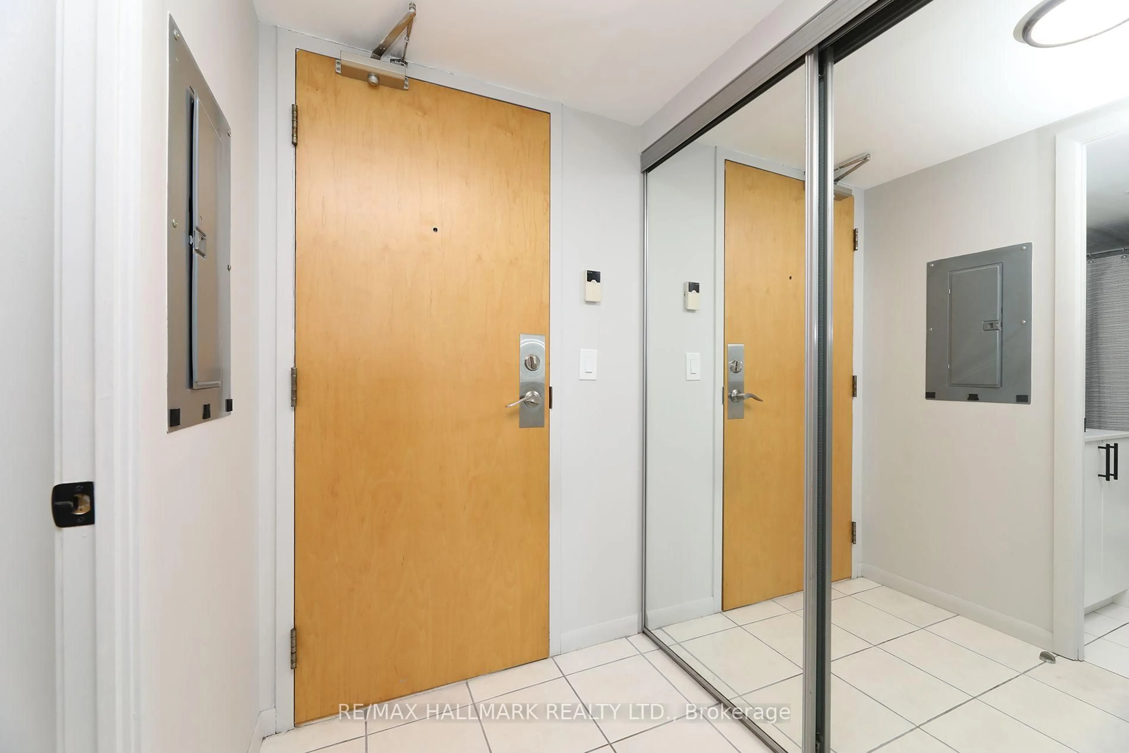 Indoor foyer for 185 Legion Rd #1810, Toronto Ontario M8Y 0A1
