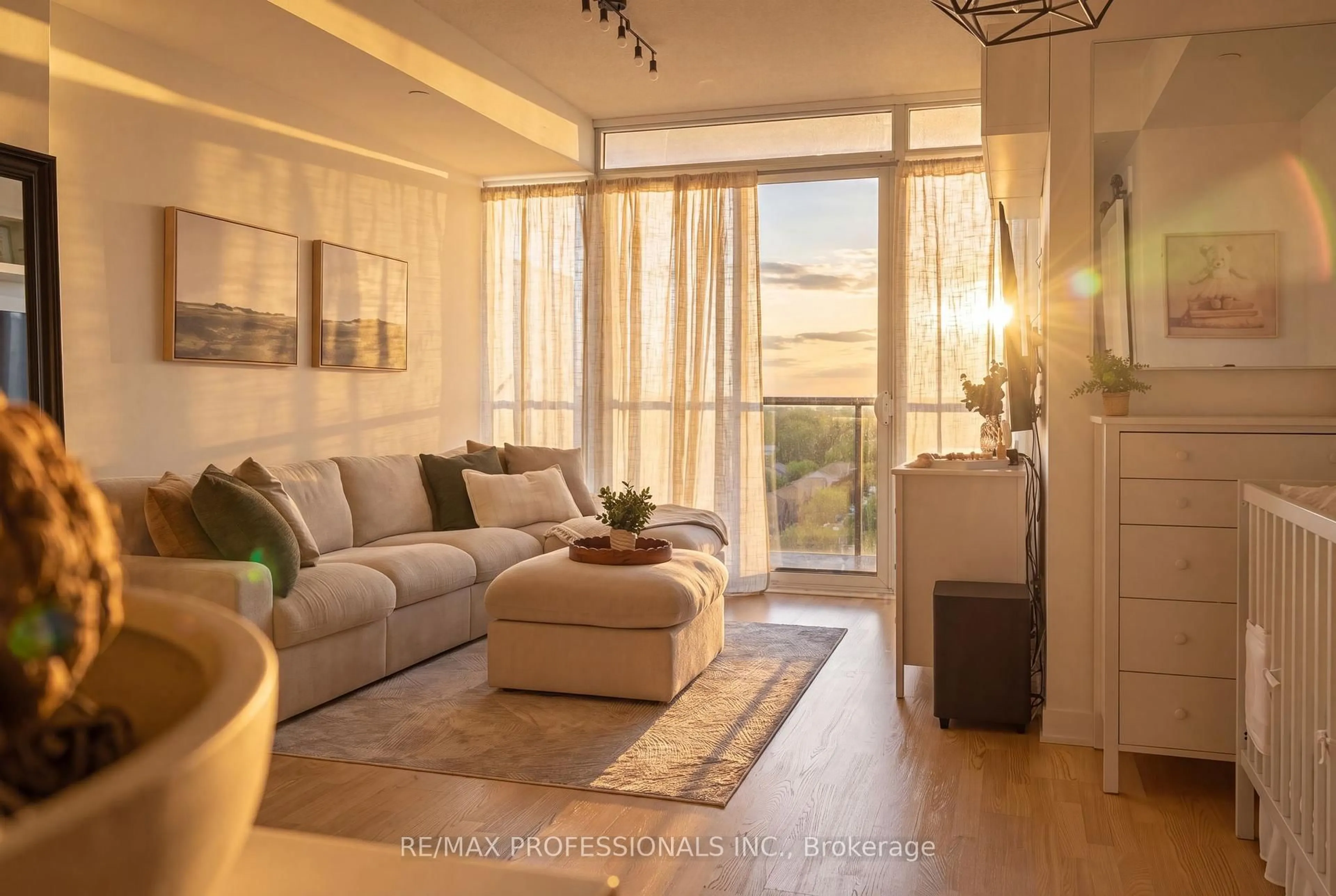 Living room with furniture, wood/laminate floor for 88 Park Lawn Rd #1502, Toronto Ontario M8Y 0B5