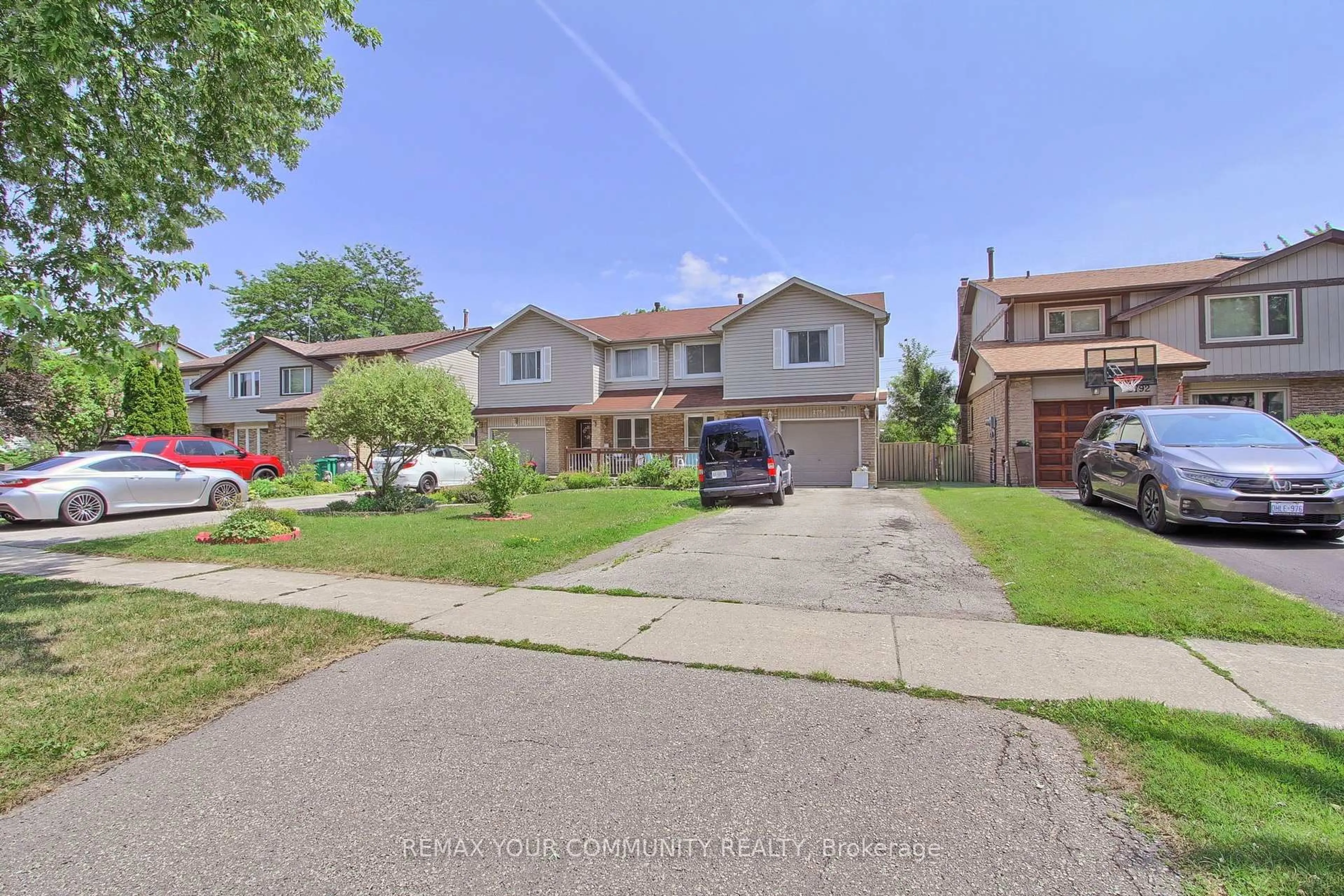 A pic from outside/outdoor area/front of a property/back of a property/a pic from drone, street for 2788 Bucklepost Cres, Mississauga Ontario L5N 1X5
