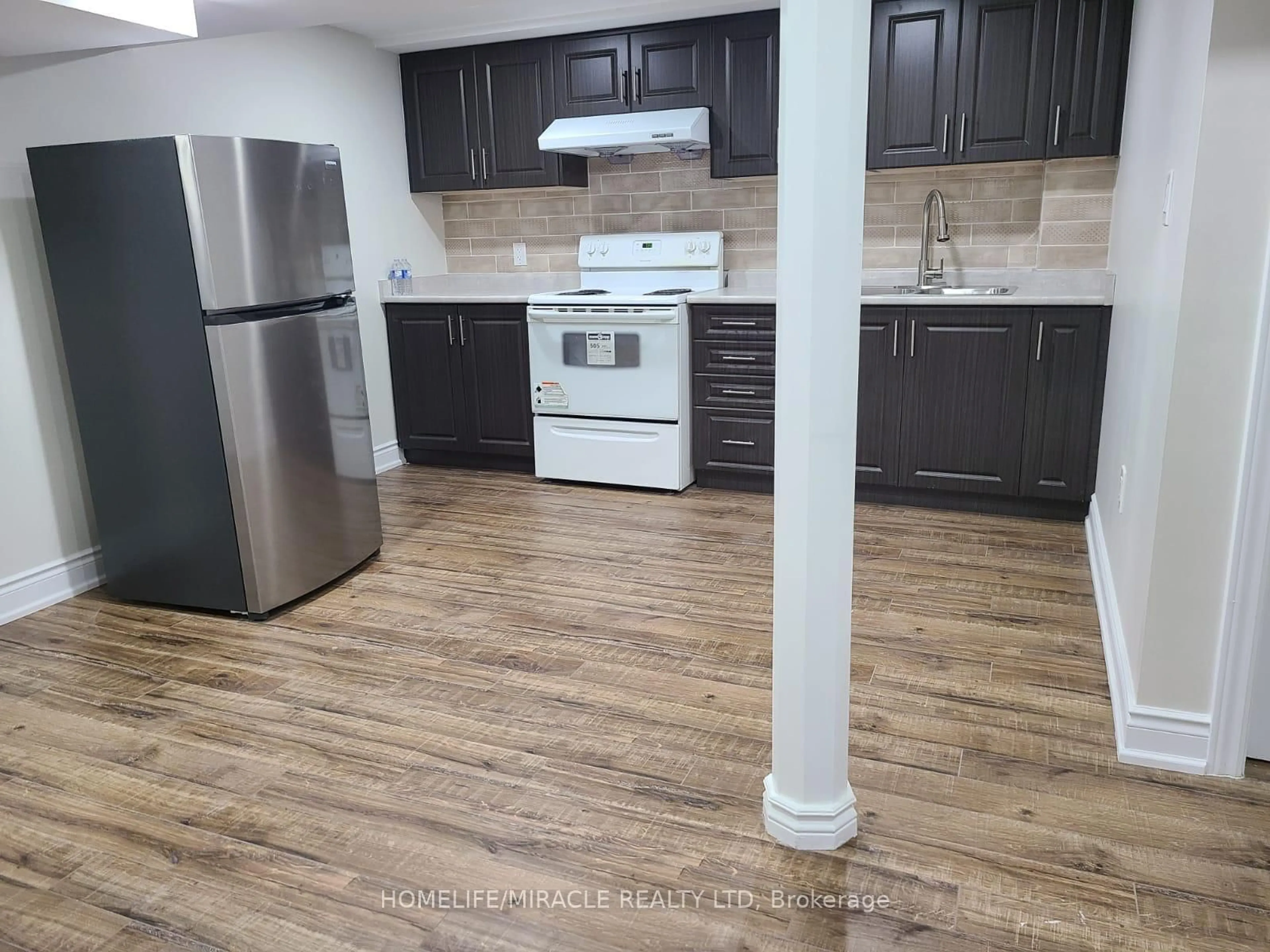 Standard kitchen, unknown for 38 Whitehaven Dr, Brampton Ontario L6Z 2R5