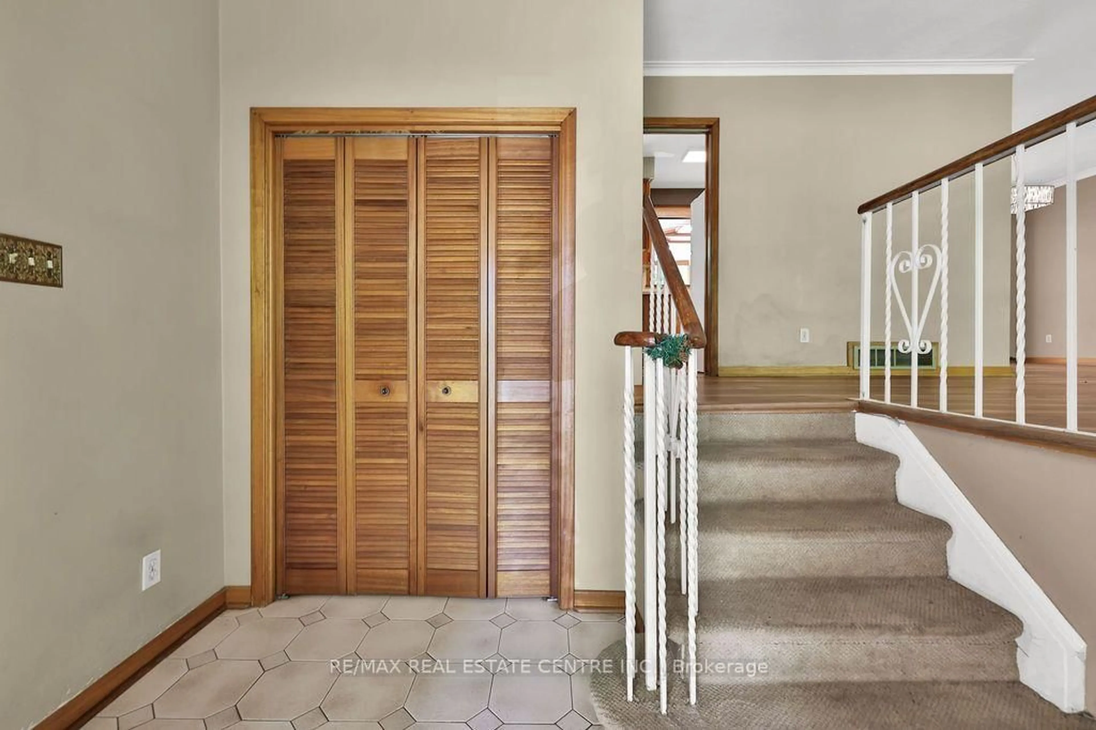 Indoor foyer for 1366 Aldo Dr, Mississauga Ontario L5H 3E9