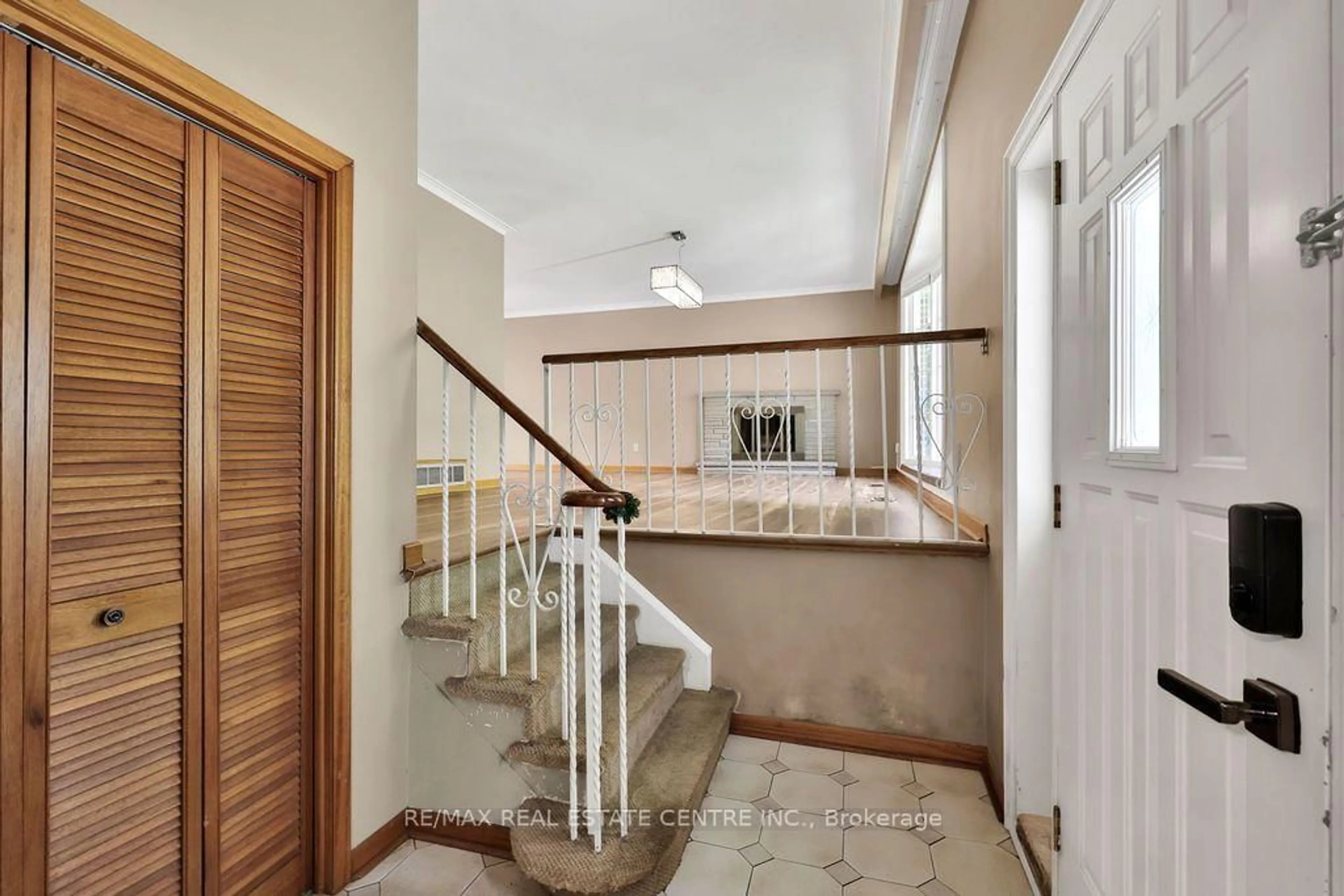 Indoor foyer for 1366 Aldo Dr, Mississauga Ontario L5H 3E9
