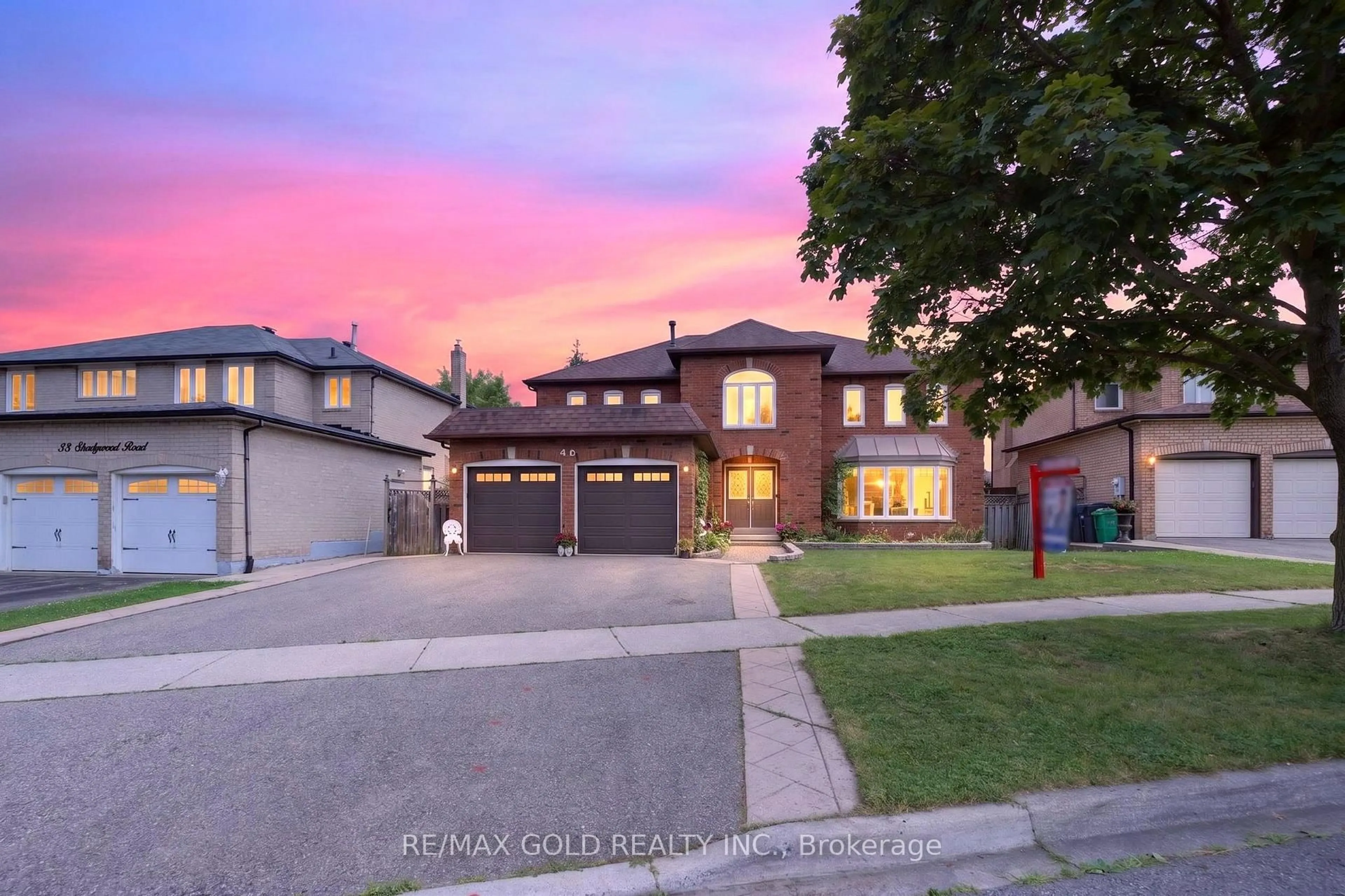A pic from outside/outdoor area/front of a property/back of a property/a pic from drone, street for 40 Shadywood Rd, Brampton Ontario L6Z 4M1