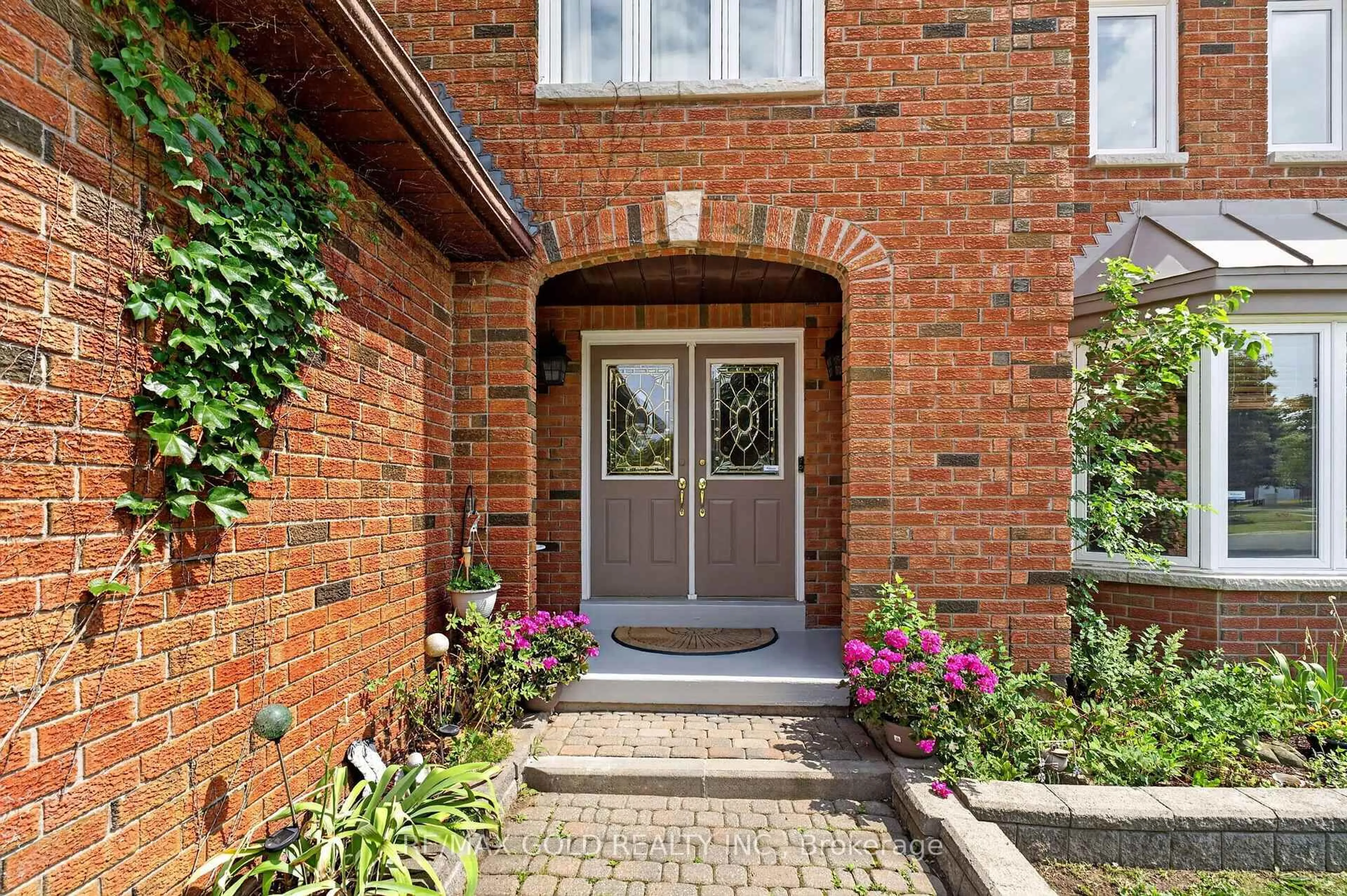 Home with brick exterior material, street for 40 Shadywood Rd, Brampton Ontario L6Z 4M1