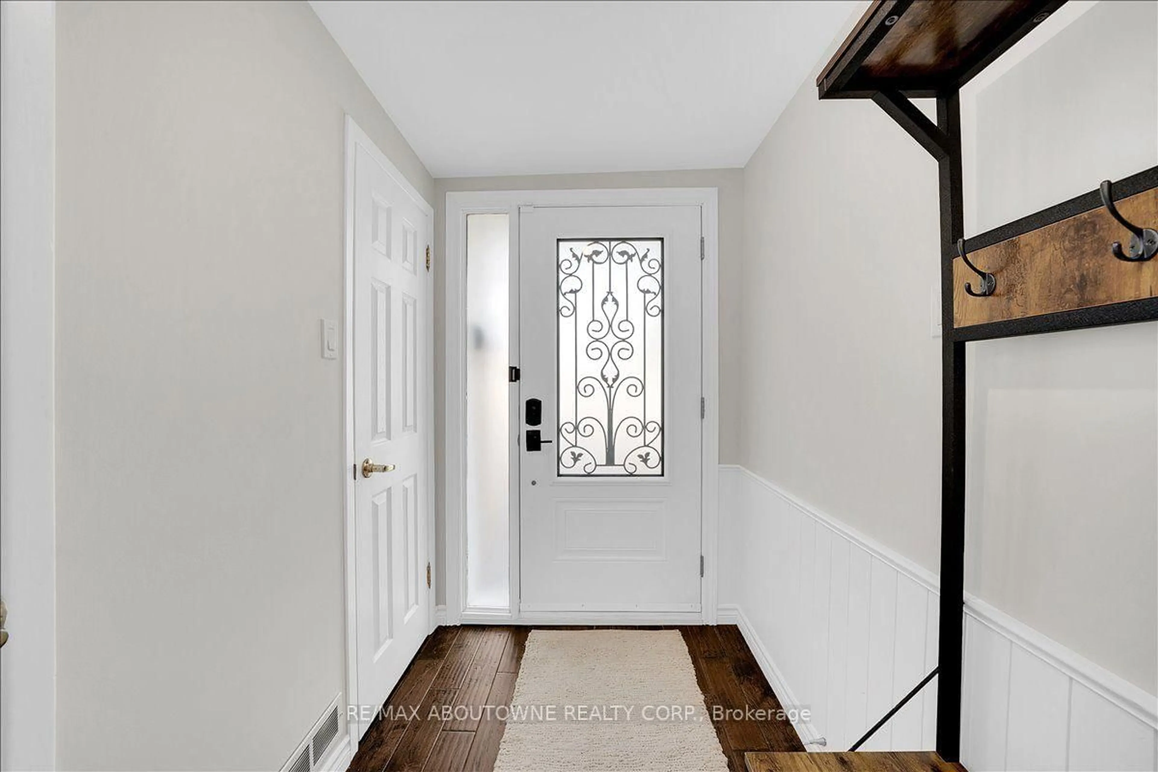 Indoor entryway for 2736 Council Ring Rd, Mississauga Ontario L5L 1W2