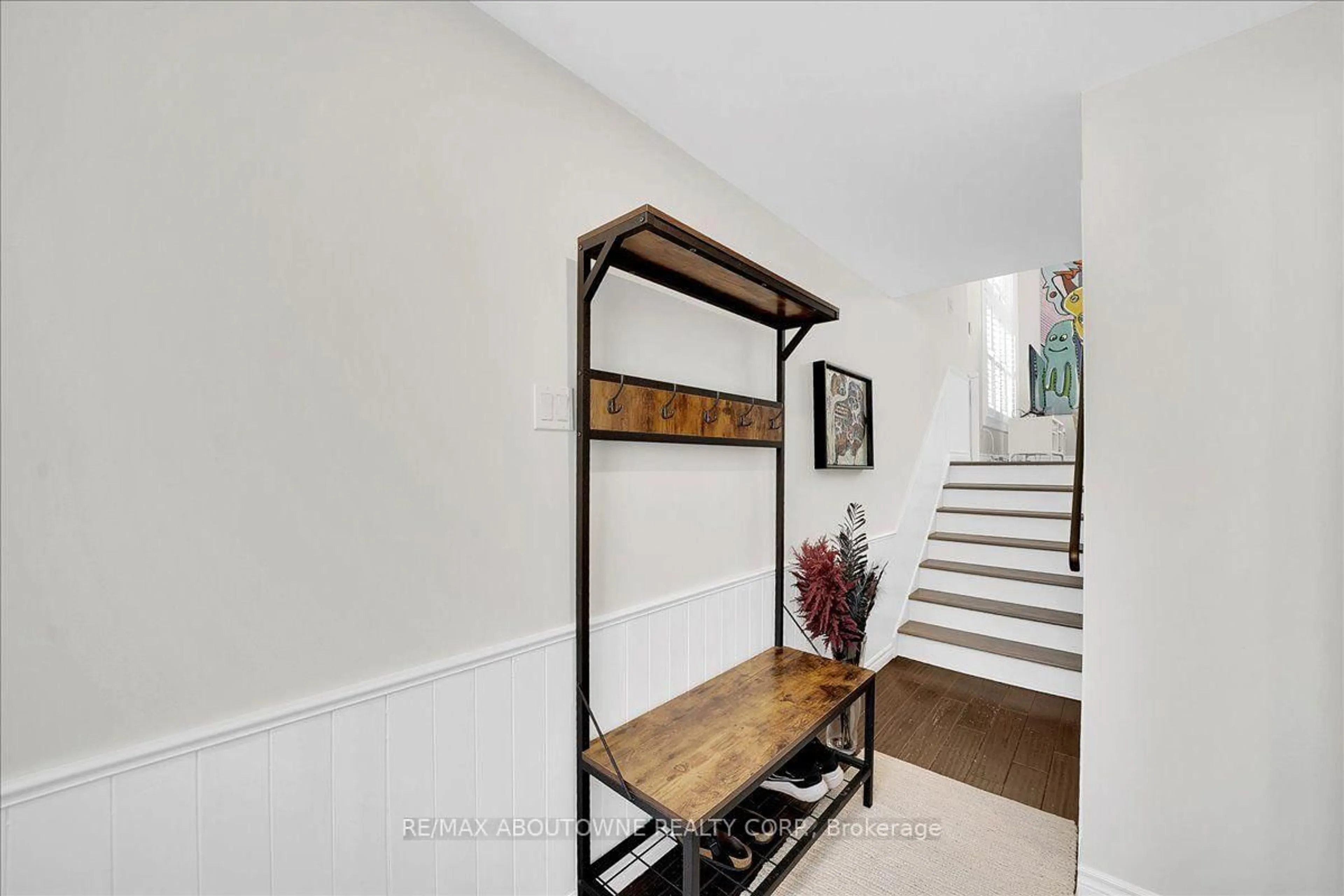 Indoor entryway for 2736 Council Ring Rd, Mississauga Ontario L5L 1W2