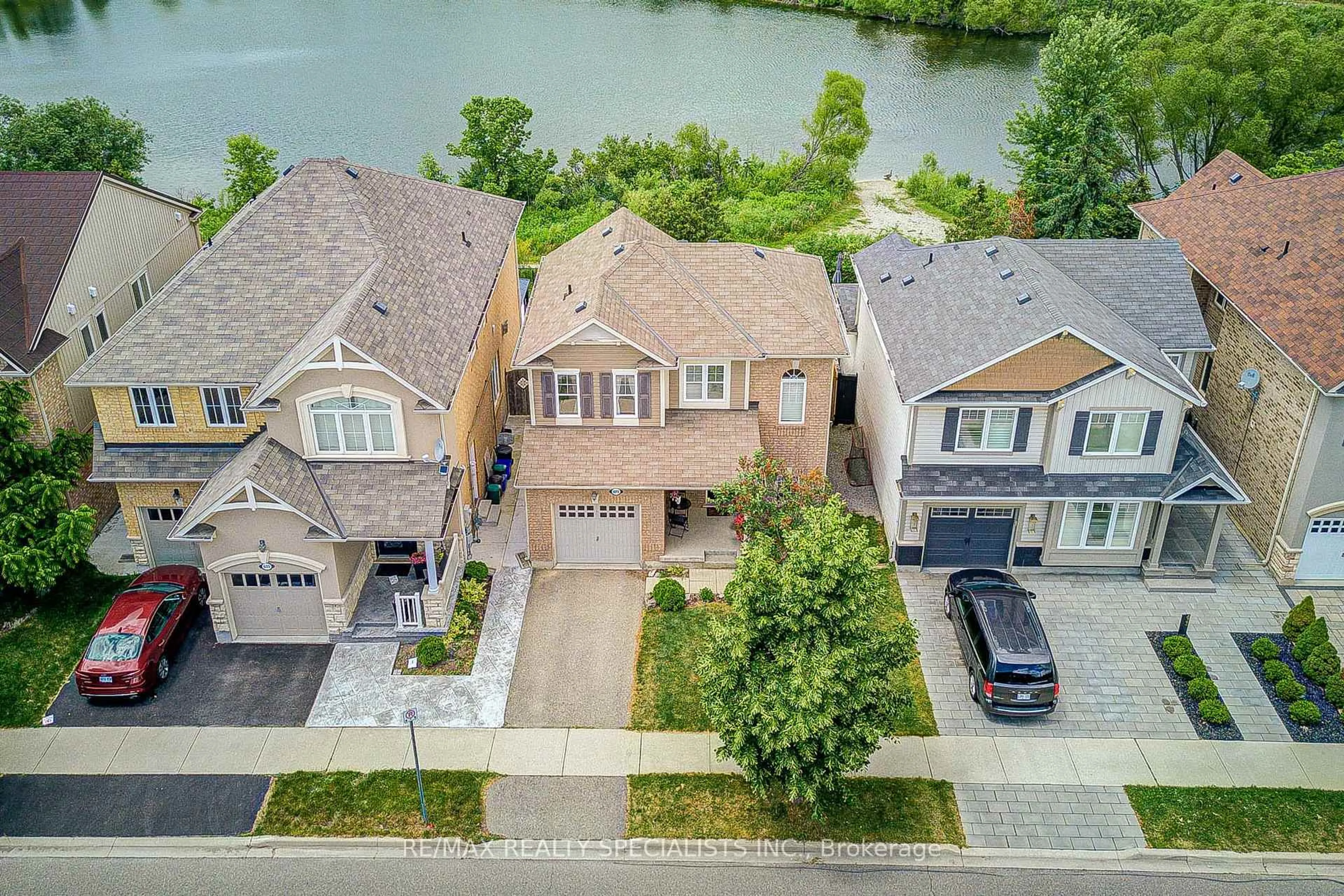 A pic from outside/outdoor area/front of a property/back of a property/a pic from drone, street for 629 Symons Crossing, Milton Ontario L9T 7S2