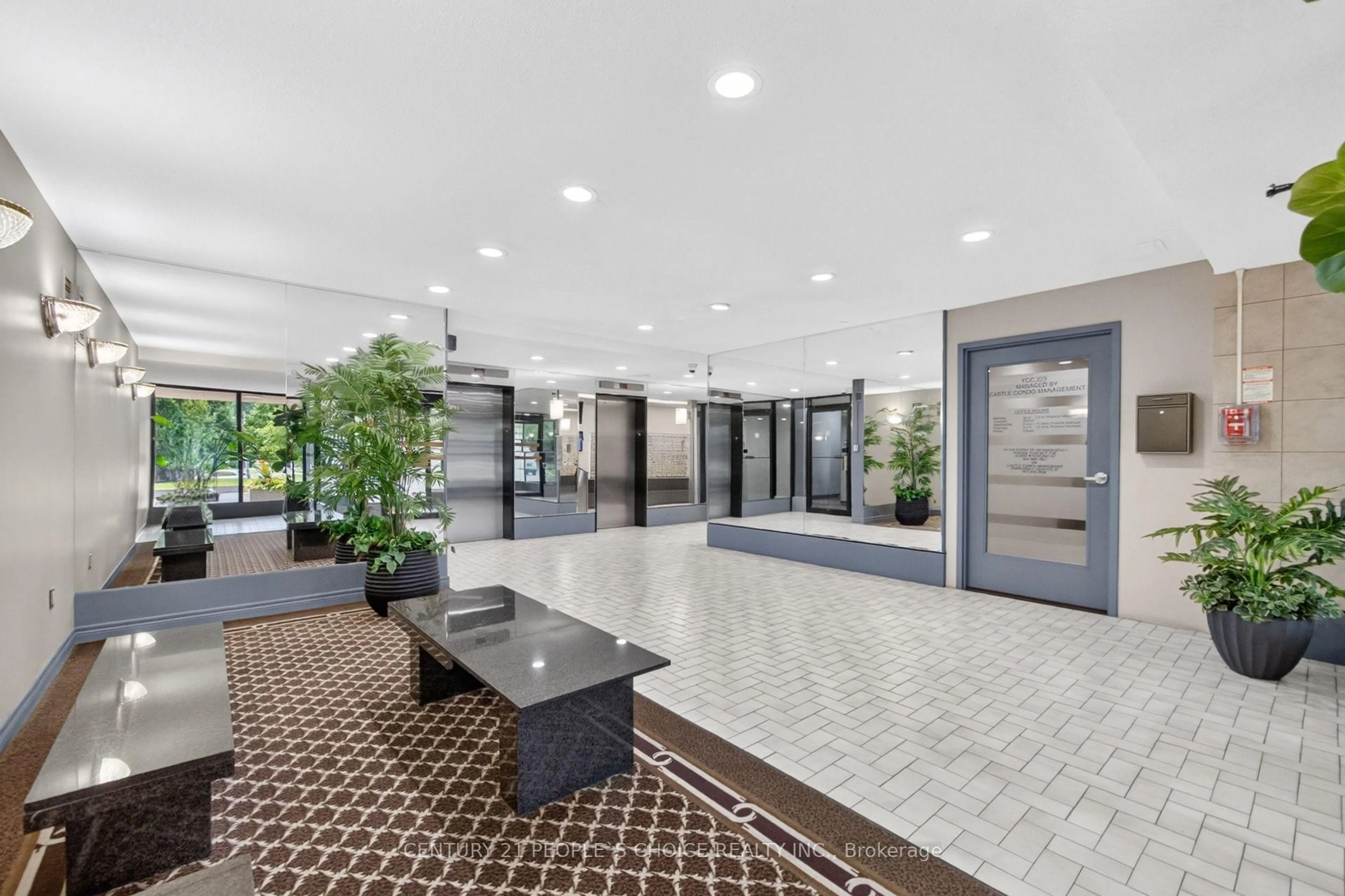 Indoor foyer for 2825 Islington Ave #814, Toronto Ontario M9L 2K1