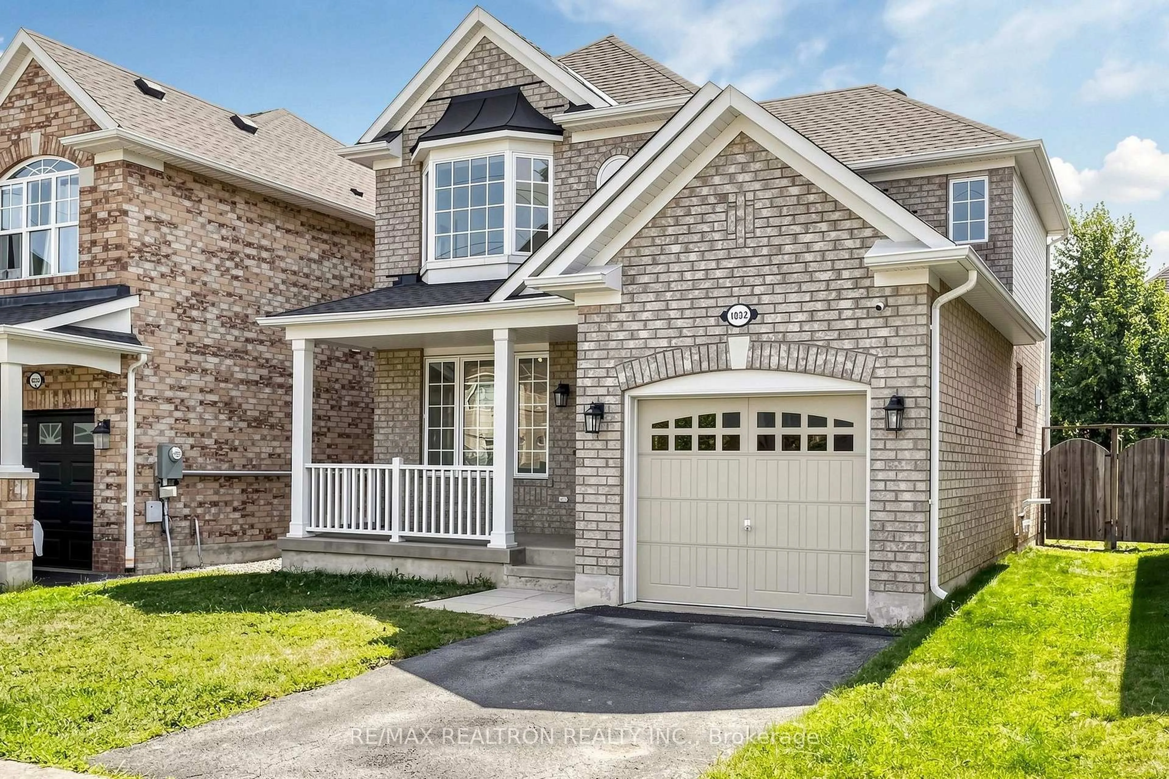 Home with brick exterior material, street for 1032 Fourth Line, Milton Ontario L9T 6T8