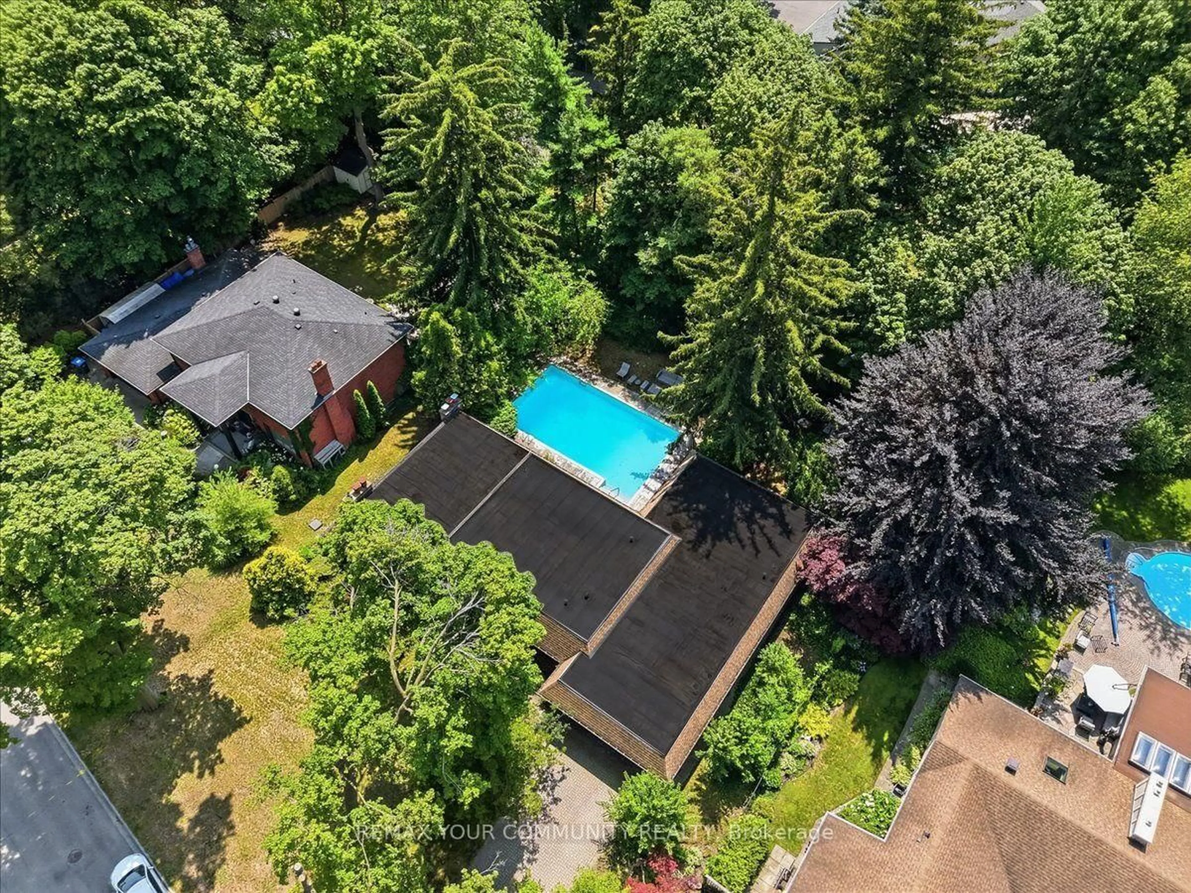 A pic from outside/outdoor area/front of a property/back of a property/a pic from drone, street for 1528 Knareswood Dr, Mississauga Ontario L5H 2M1
