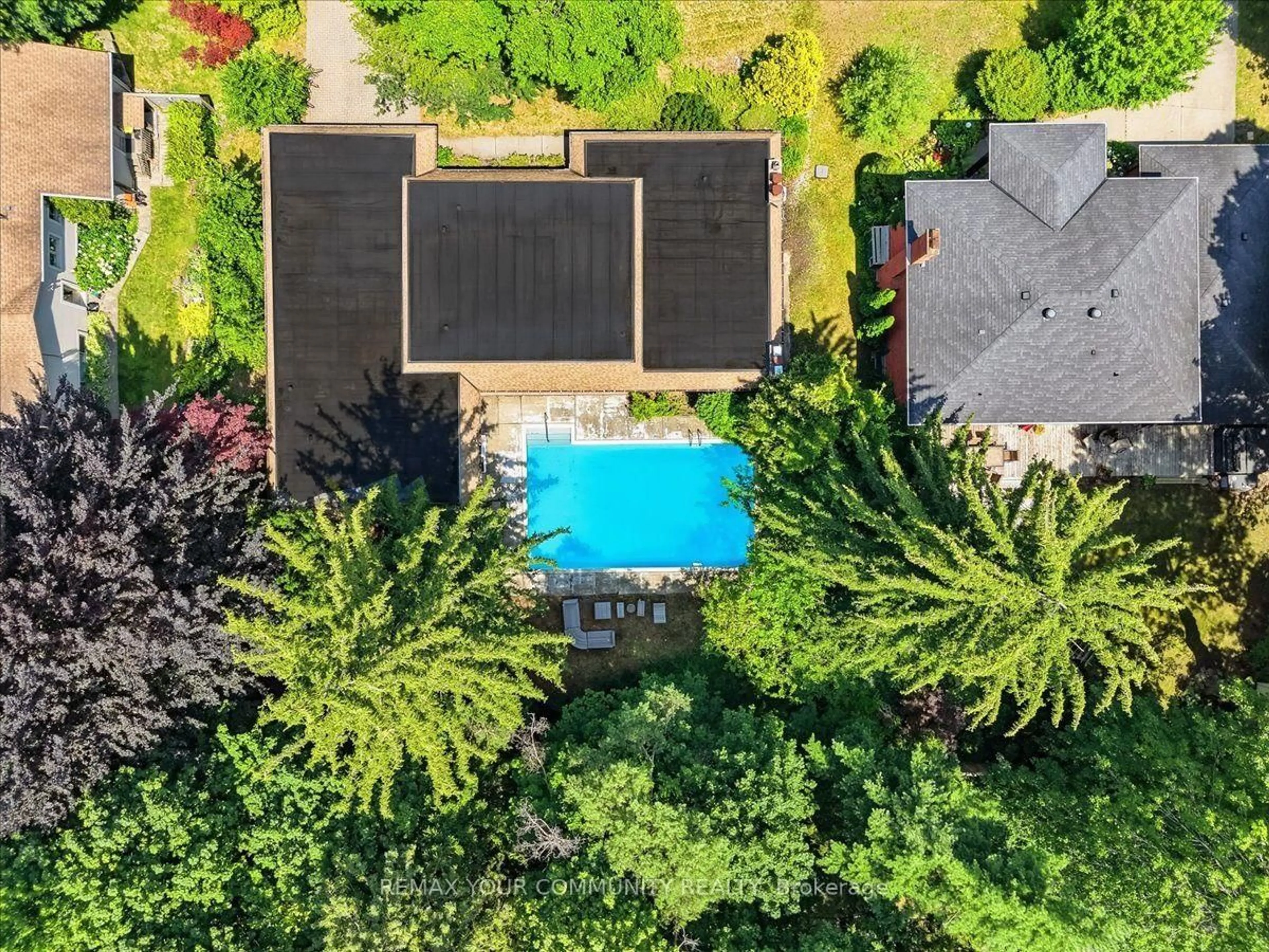 A pic from outside/outdoor area/front of a property/back of a property/a pic from drone, street for 1528 Knareswood Dr, Mississauga Ontario L5H 2M1