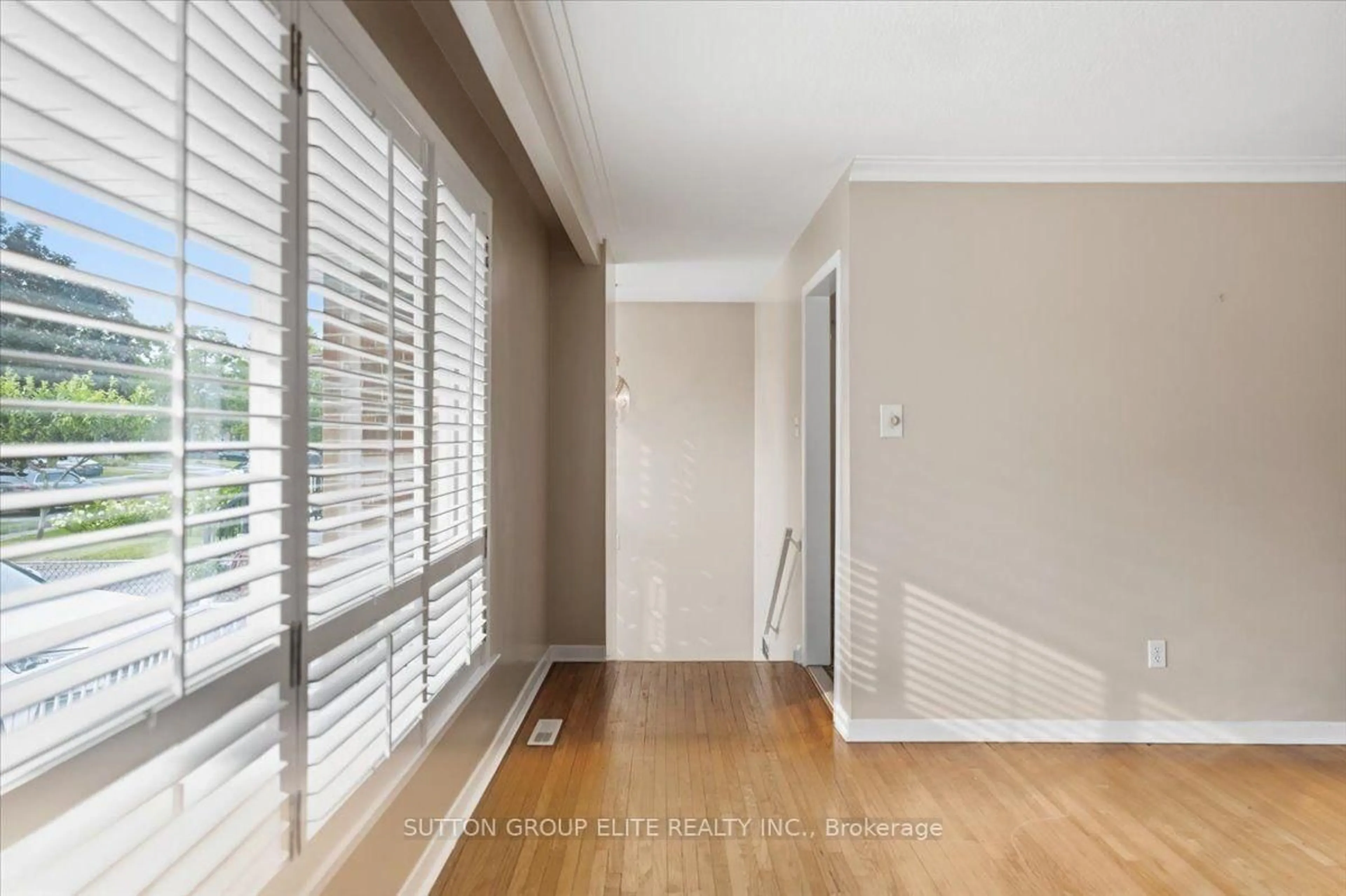 Indoor entryway for 1060 Claredale Rd, Mississauga Ontario L5G 1T6