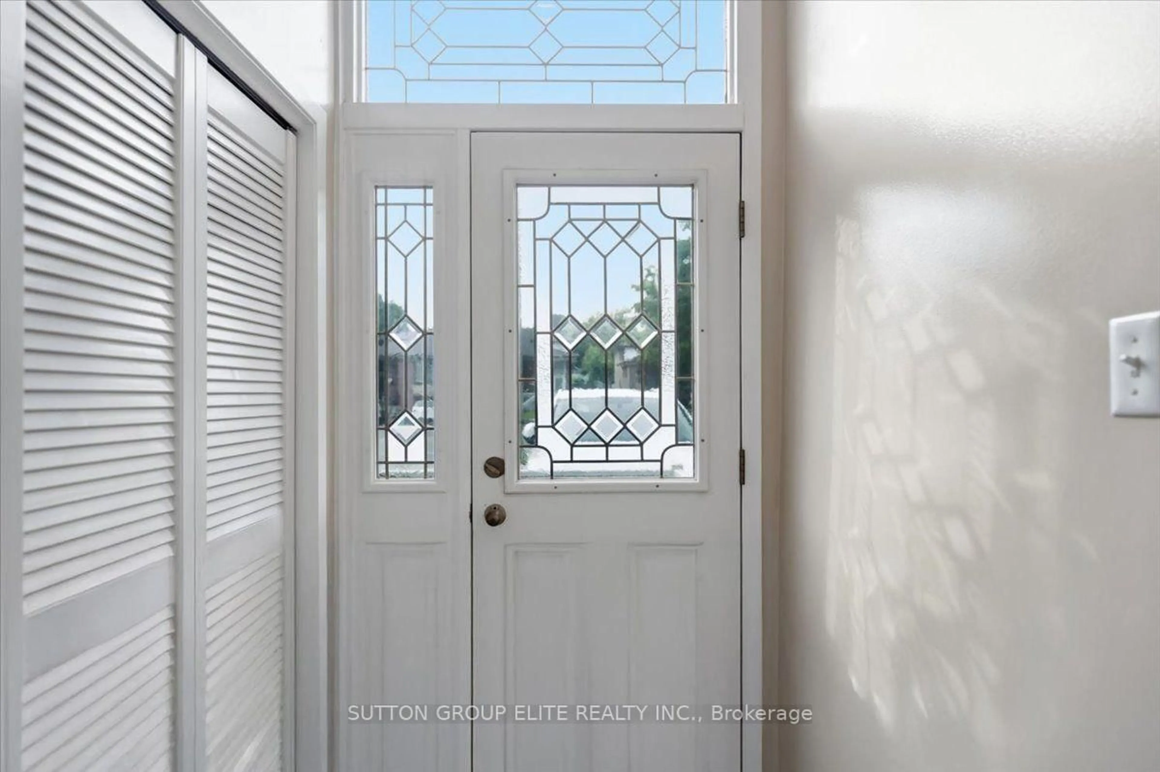 Indoor entryway for 1060 Claredale Rd, Mississauga Ontario L5G 1T6