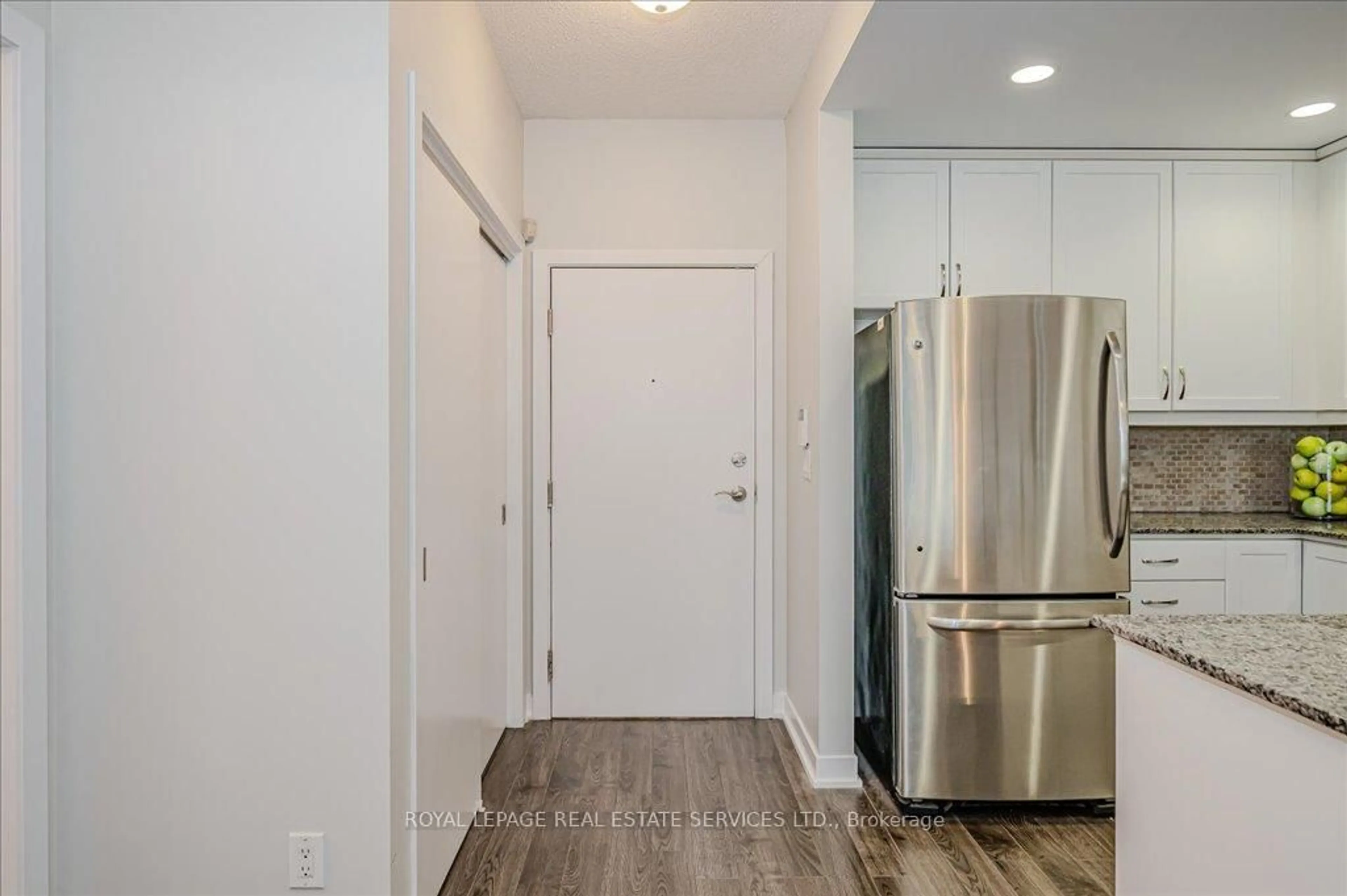 Indoor entryway for 551 Maple Ave #615, Burlington Ontario L7S 1M7