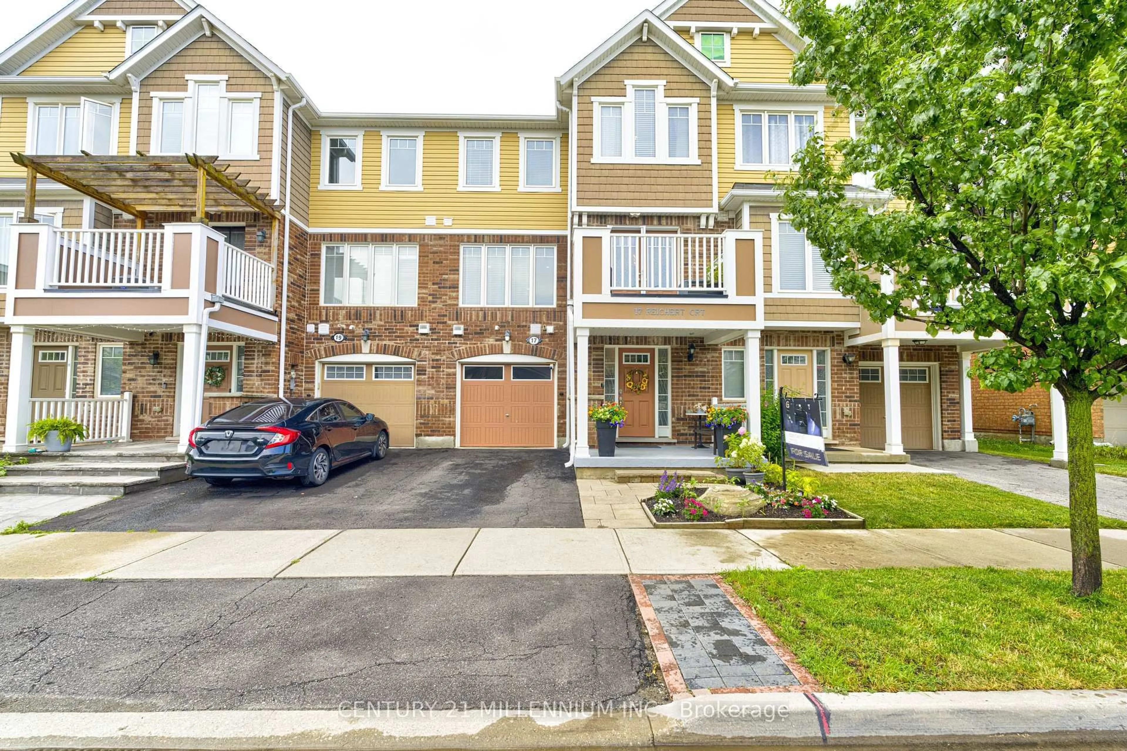 A pic from outside/outdoor area/front of a property/back of a property/a pic from drone, street for 17 Reichert Crt, Milton Ontario L9T 8R7