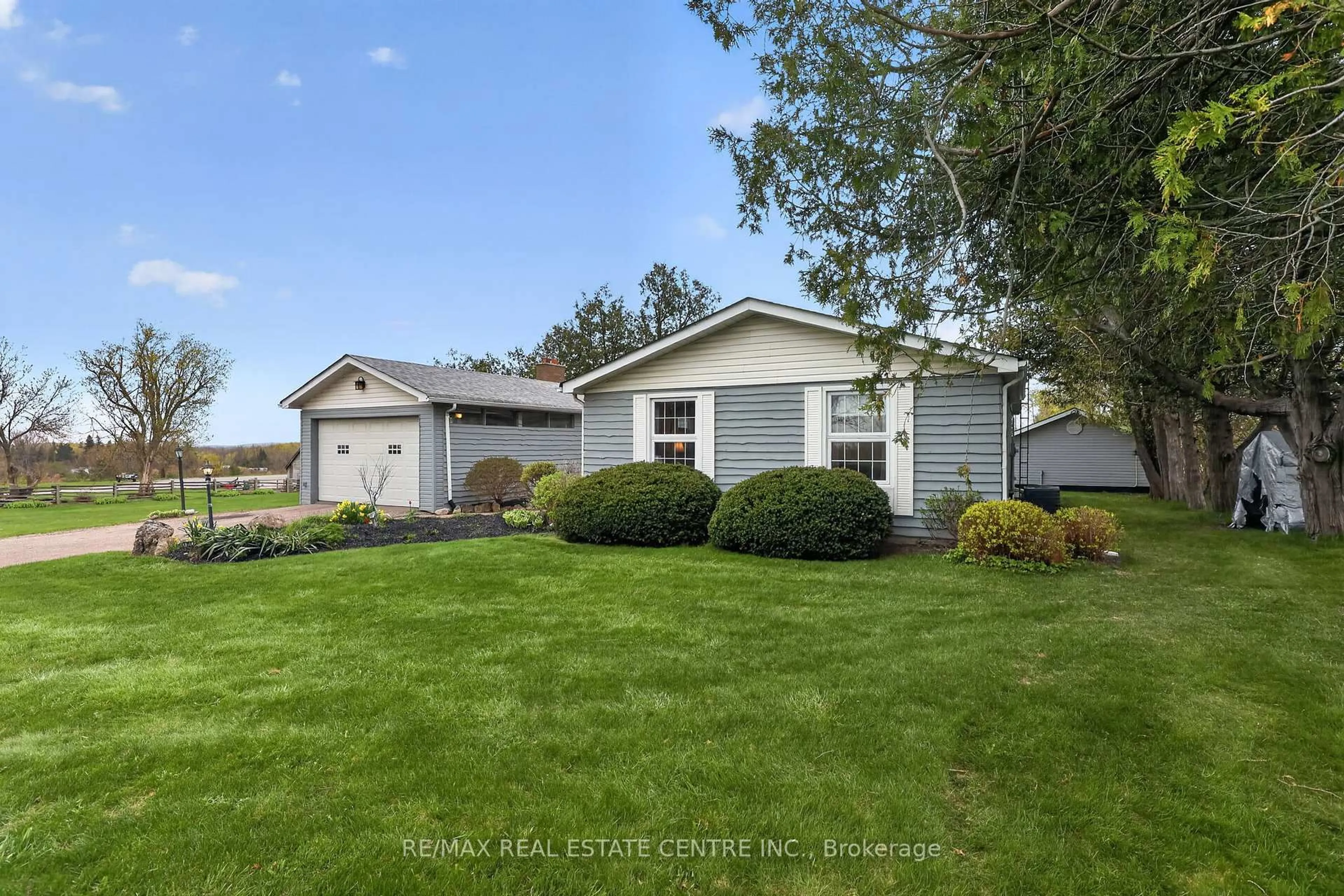 Home with vinyl exterior material, water/lake/river/ocean view for 19290 Hurontario St, Caledon Ontario L7K 1W6