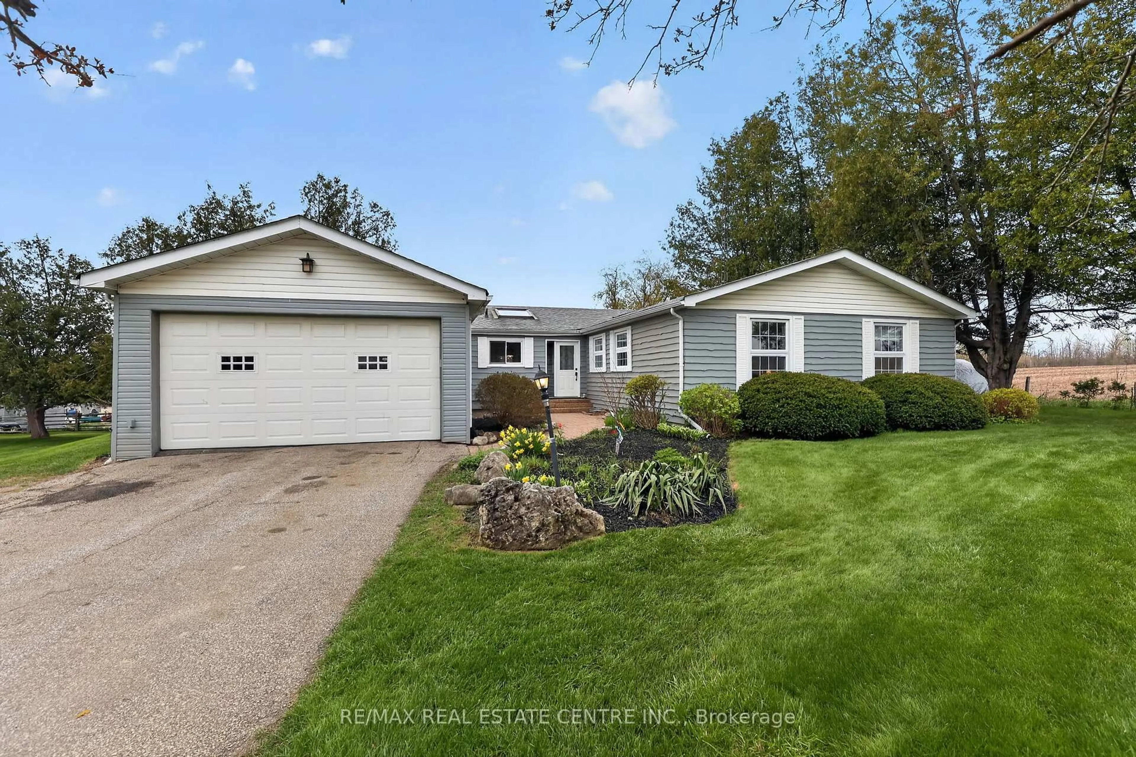 Home with vinyl exterior material, street for 19290 Hurontario St, Caledon Ontario L7K 1W6
