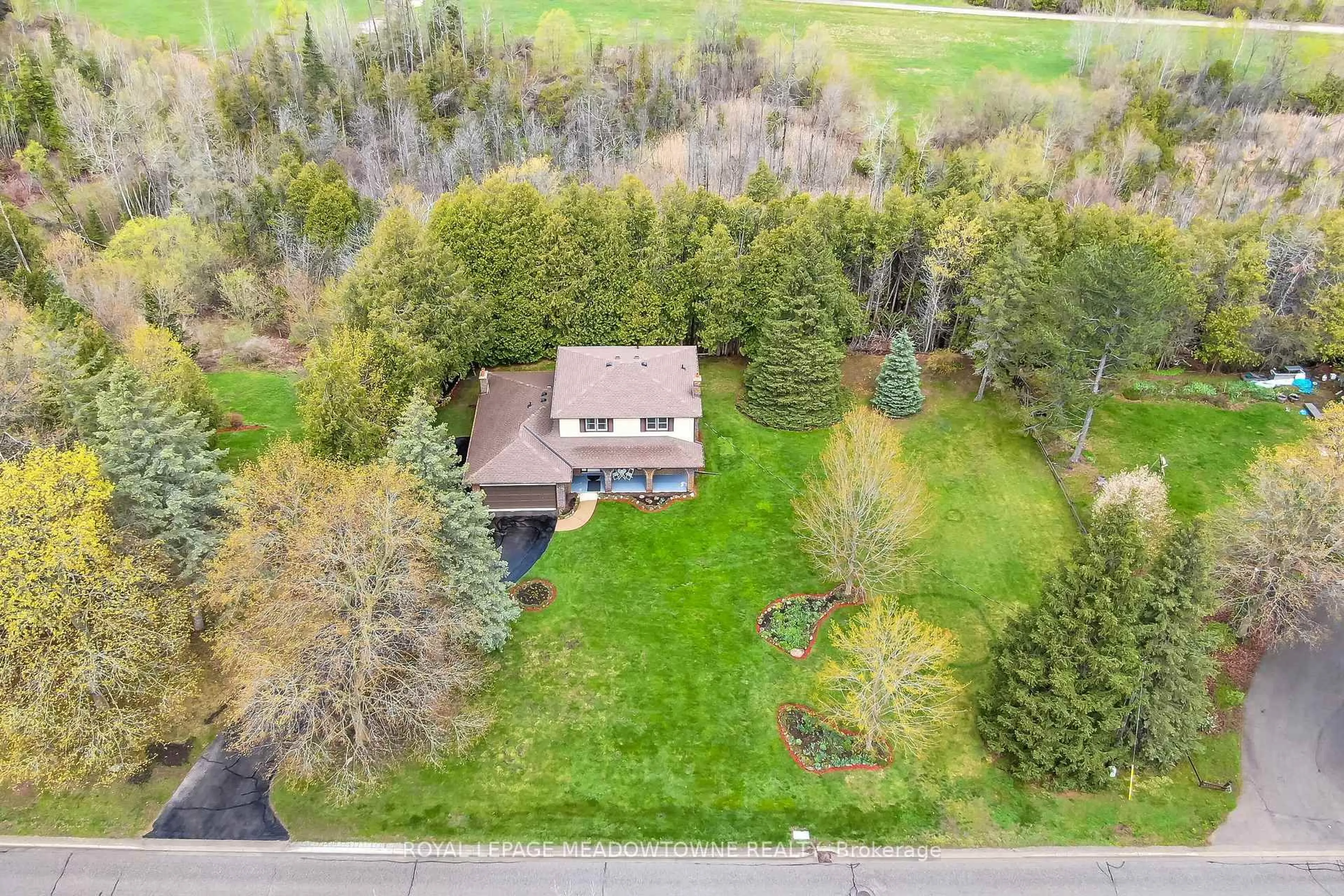 A pic from outside/outdoor area/front of a property/back of a property/a pic from drone, unknown for 39 Wildwood Rd, Halton Hills Ontario L7G 2W8