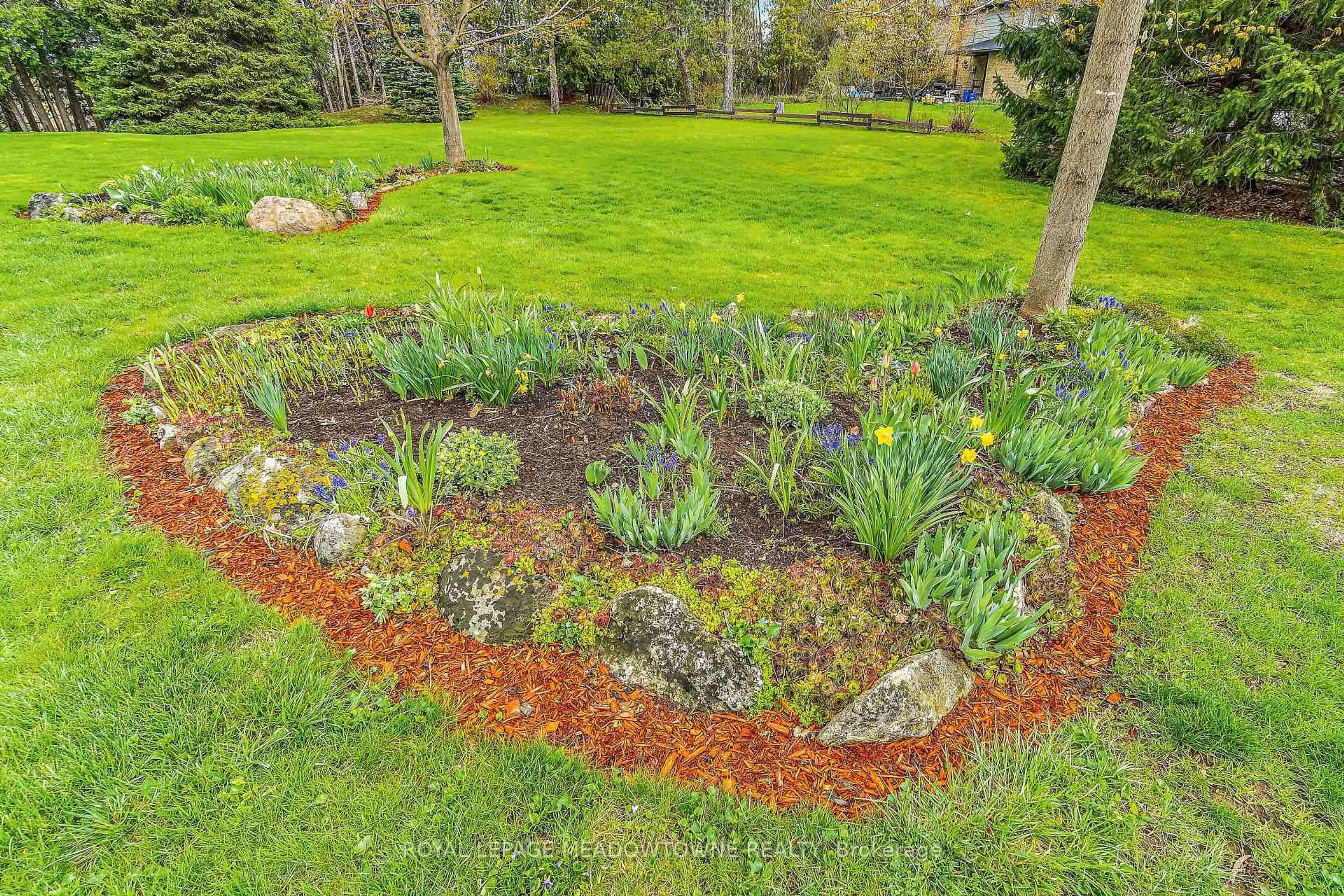 Patio, unknown for 39 Wildwood Rd, Halton Hills Ontario L7G 2W8