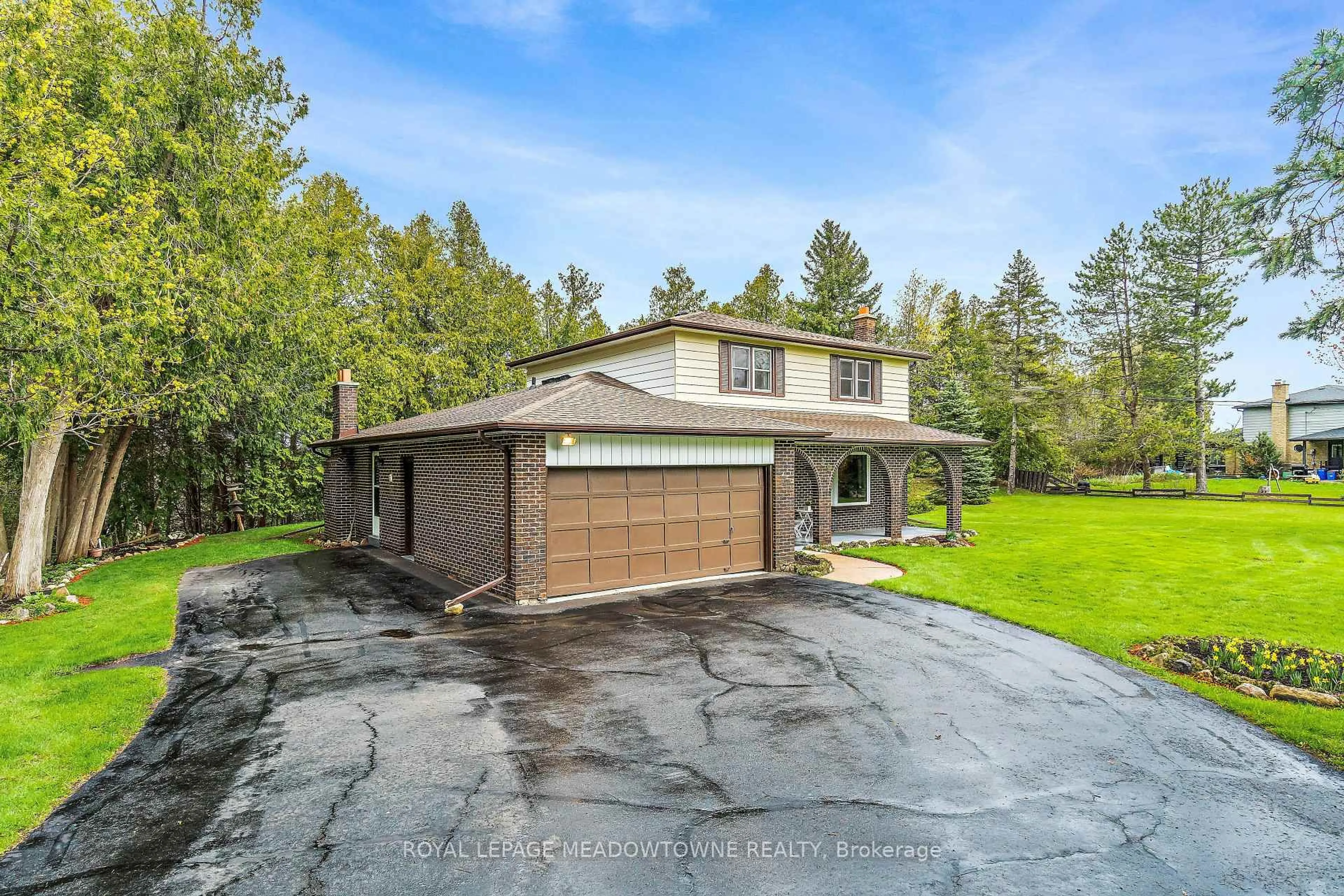 A pic from outside/outdoor area/front of a property/back of a property/a pic from drone, unknown for 39 Wildwood Rd, Halton Hills Ontario L7G 2W8