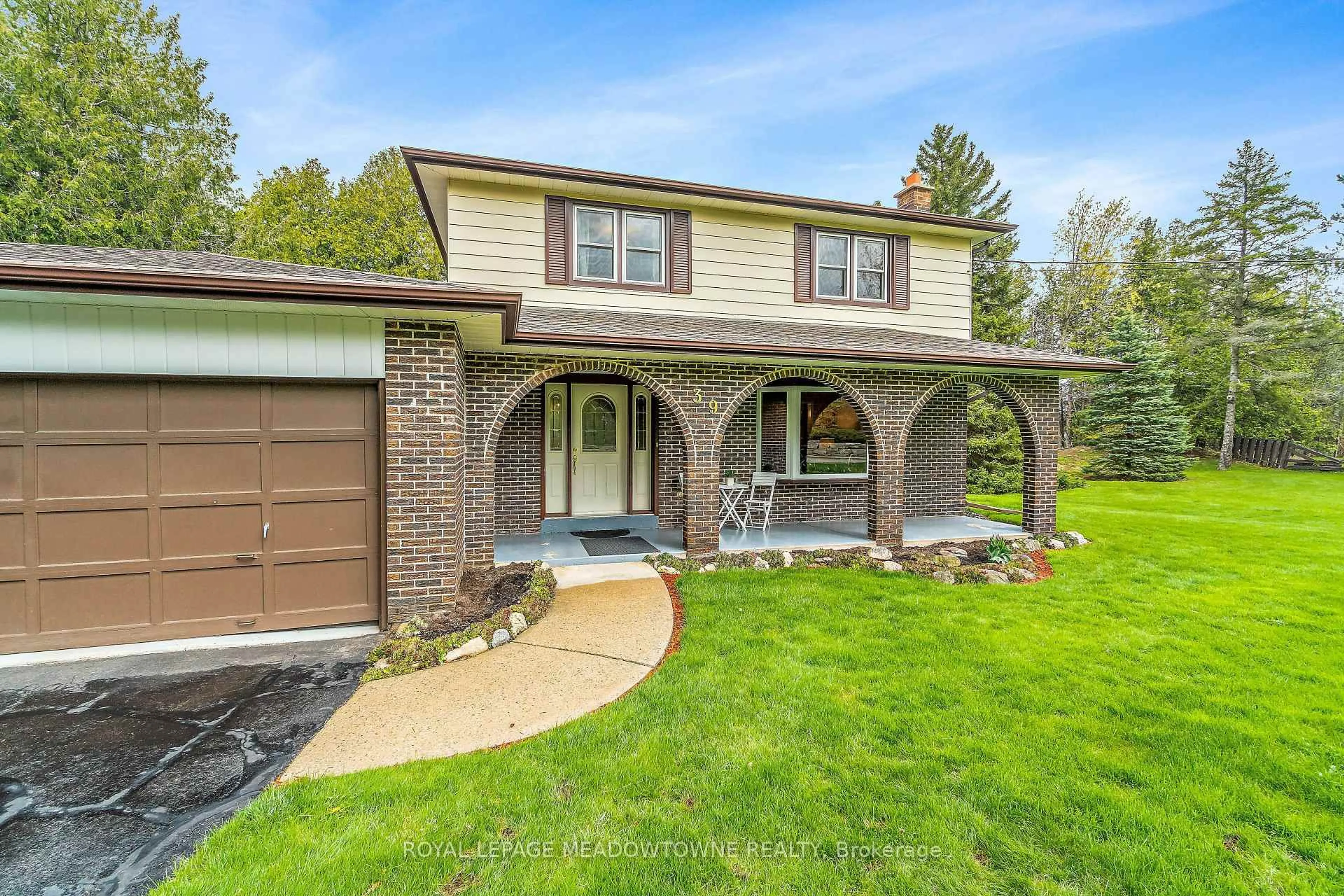 Home with brick exterior material, street for 39 Wildwood Rd, Halton Hills Ontario L7G 2W8