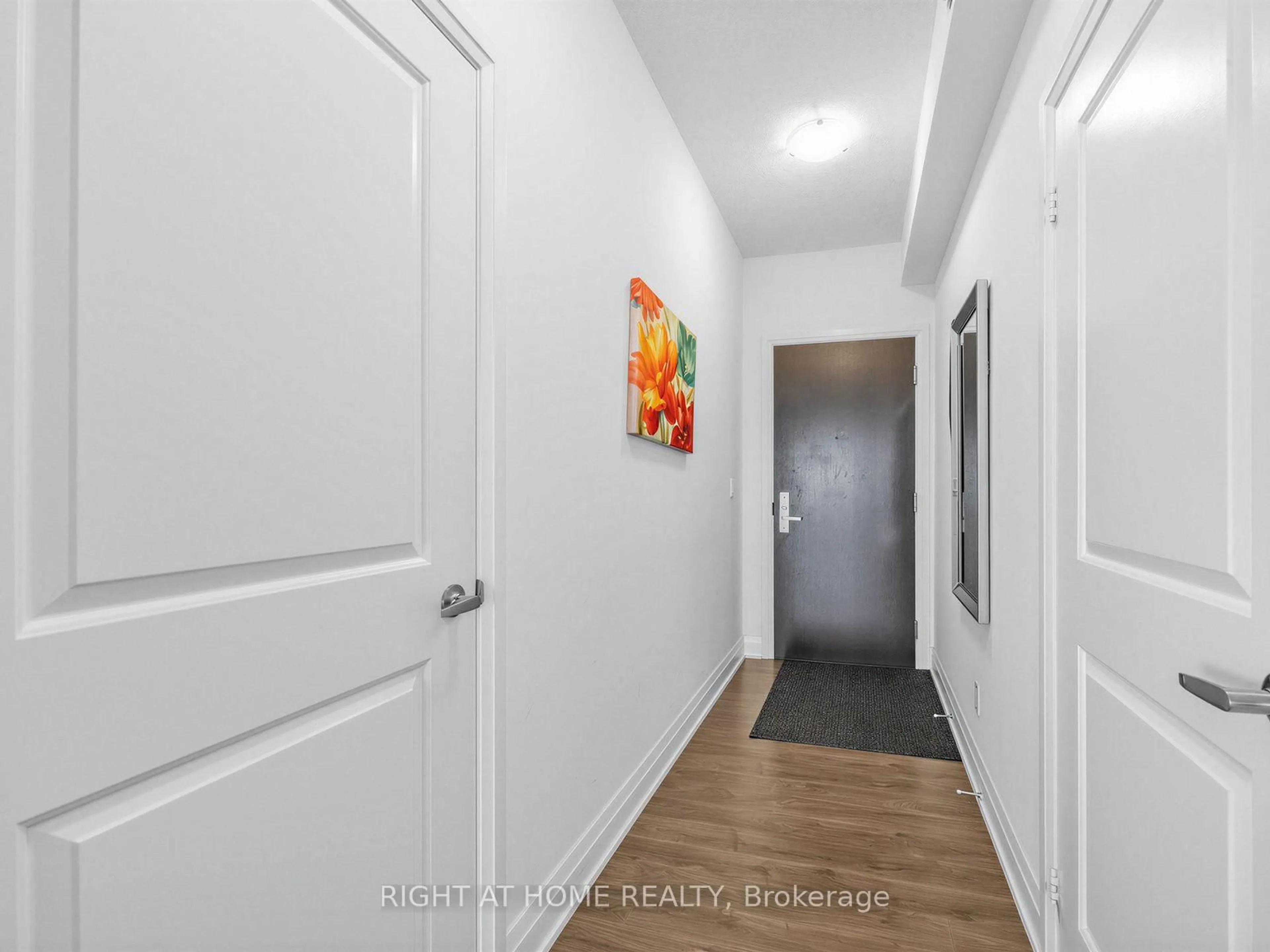 Indoor entryway for 55 Speers Rd #LPH04 (1804), Oakville Ontario L6K 0H9