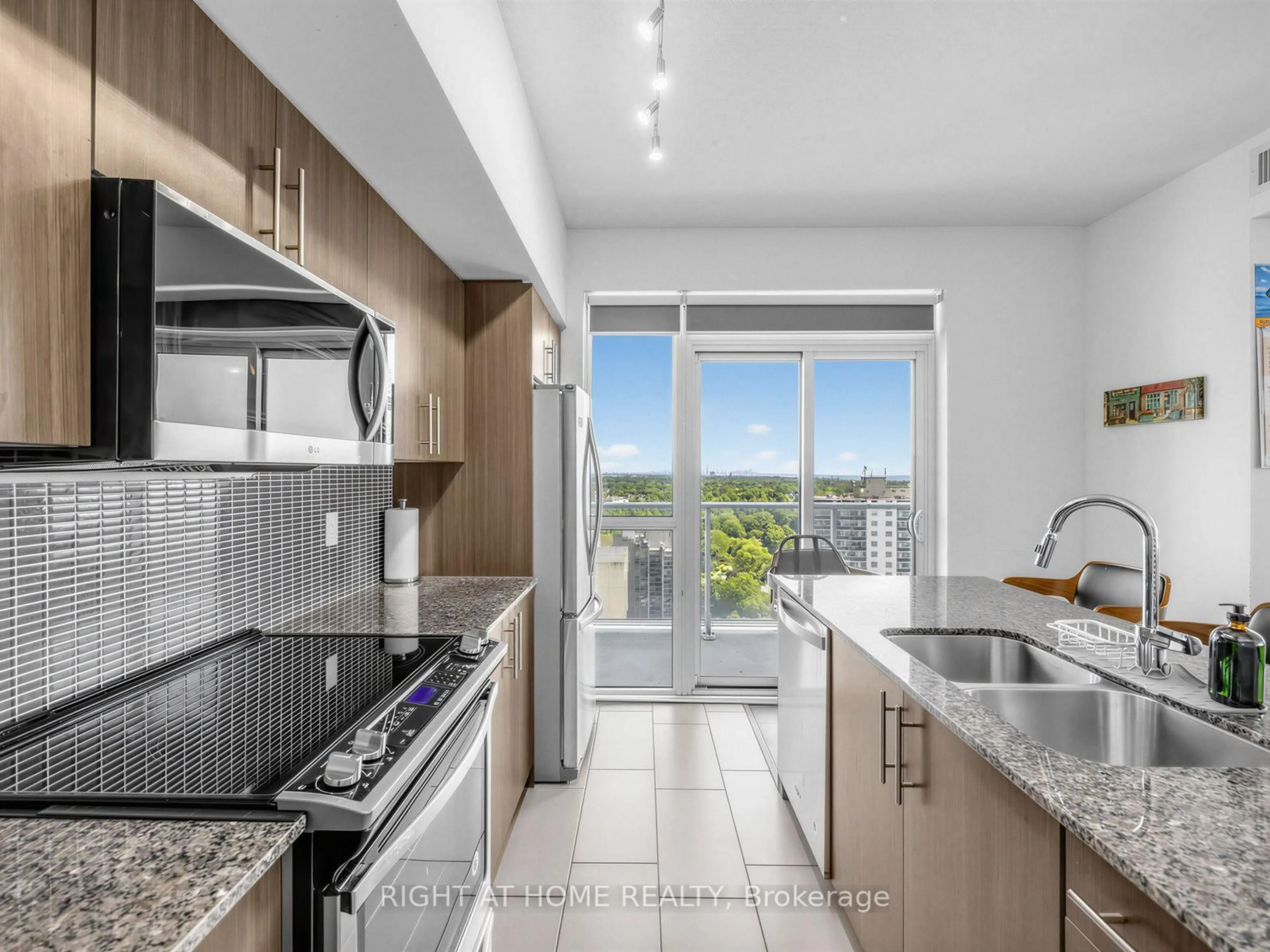 Standard kitchen, unknown for 55 Speers Rd #LPH04 (1804), Oakville Ontario L6K 0H9