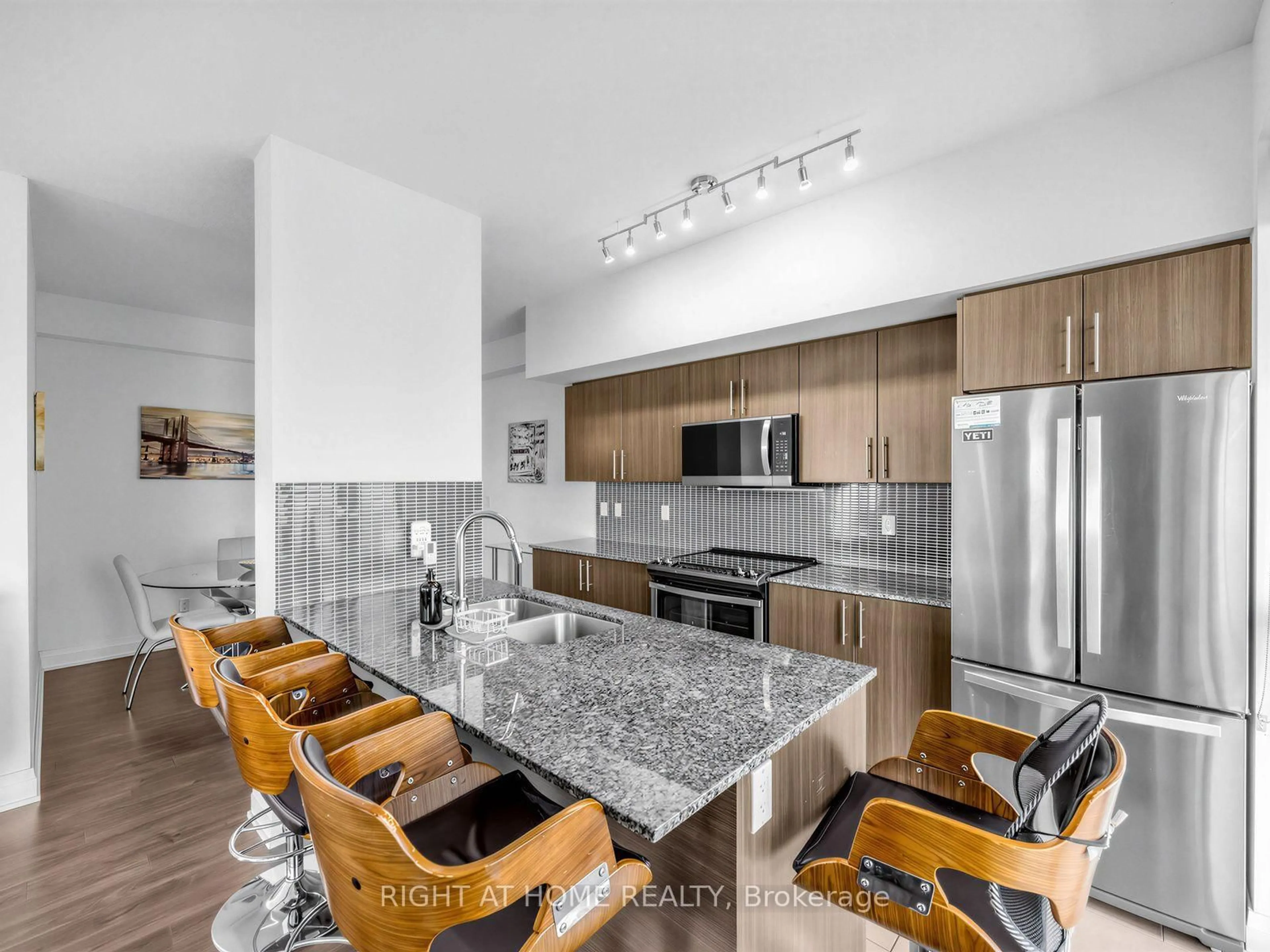 Open concept kitchen, ceramic/tile floor for 55 Speers Rd #LPH04 (1804), Oakville Ontario L6K 0H9