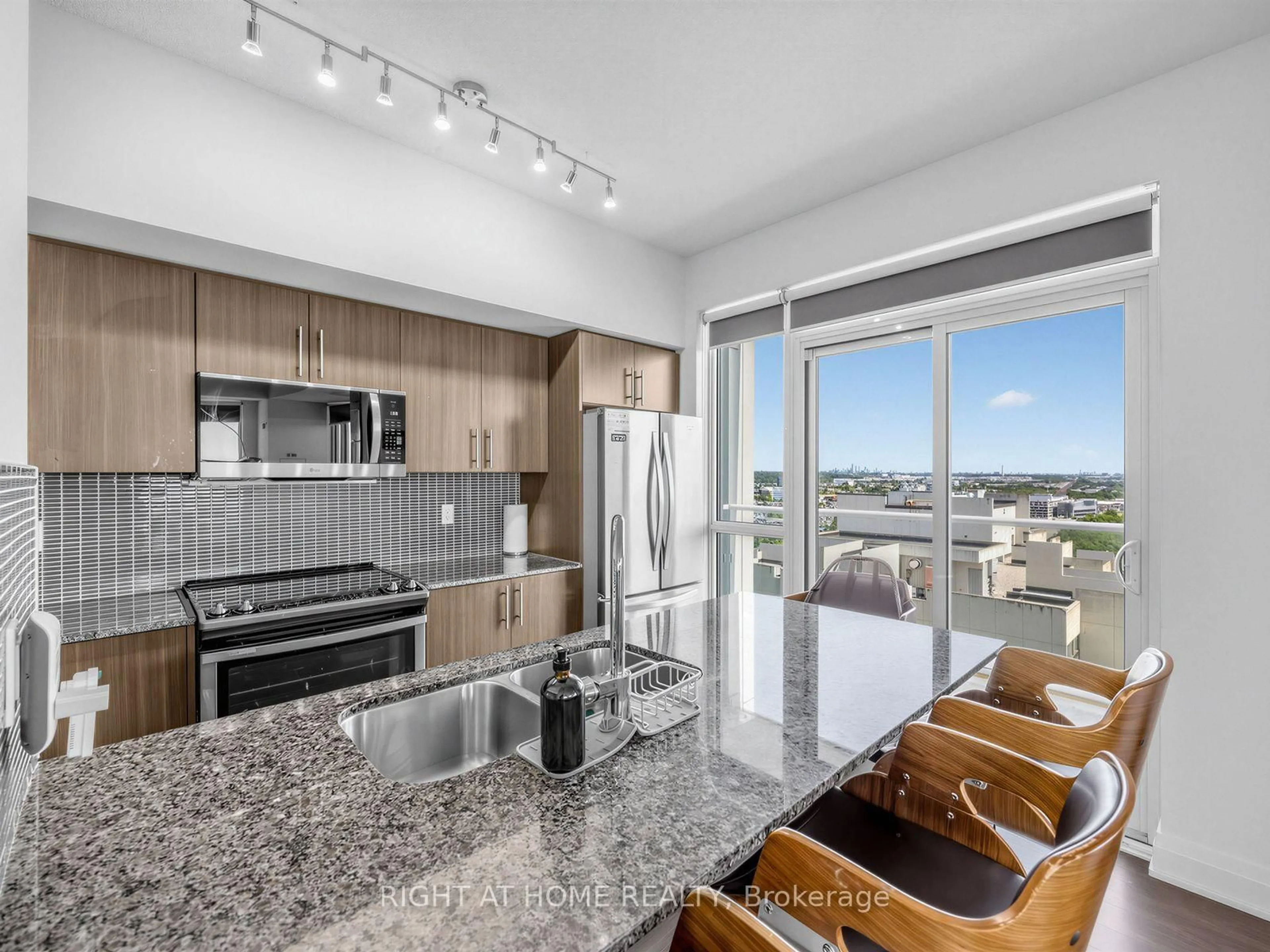 Open concept kitchen, unknown for 55 Speers Rd #LPH04 (1804), Oakville Ontario L6K 0H9