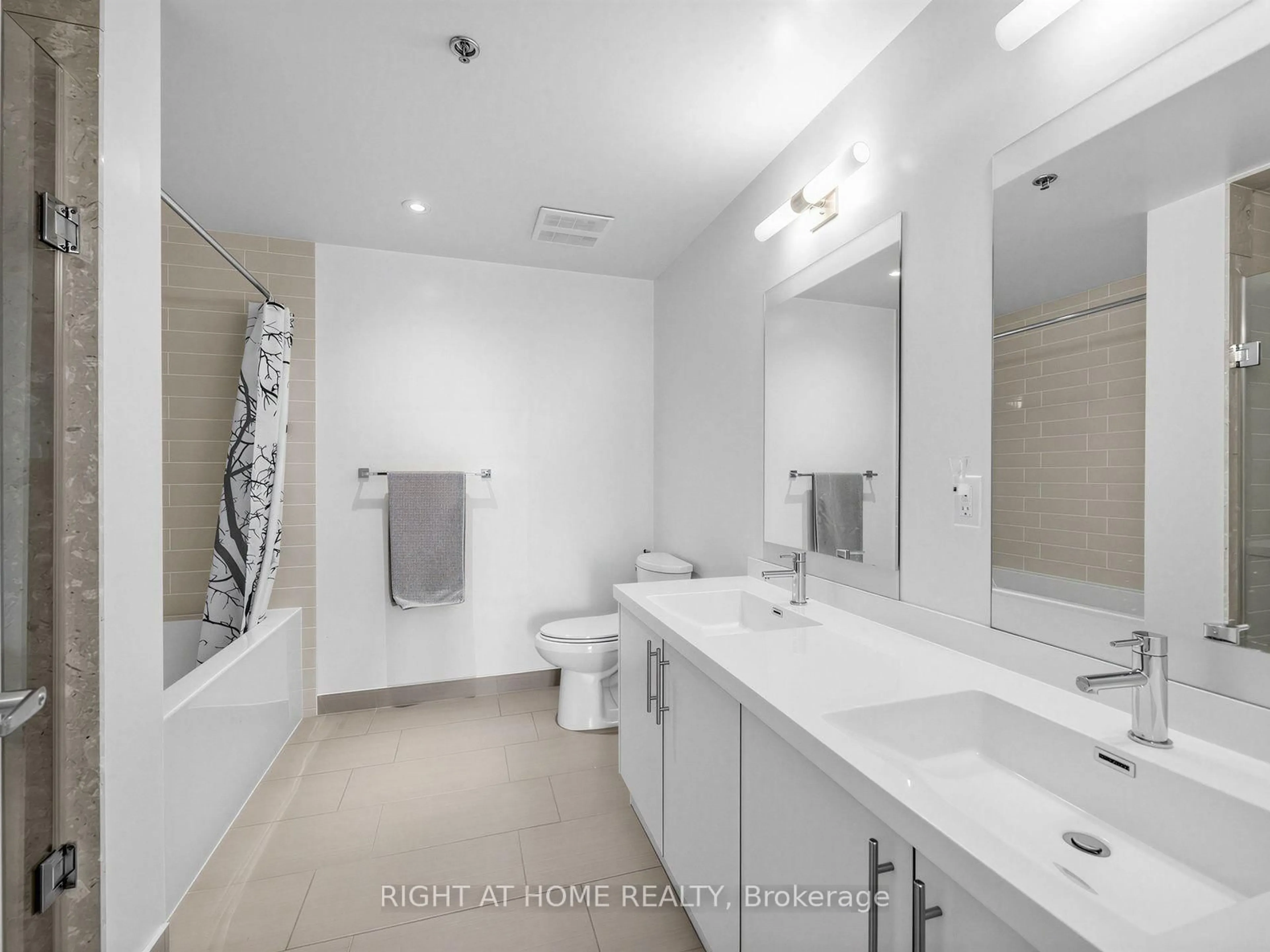 Standard bathroom, ceramic/tile floor for 55 Speers Rd #LPH04 (1804), Oakville Ontario L6K 0H9