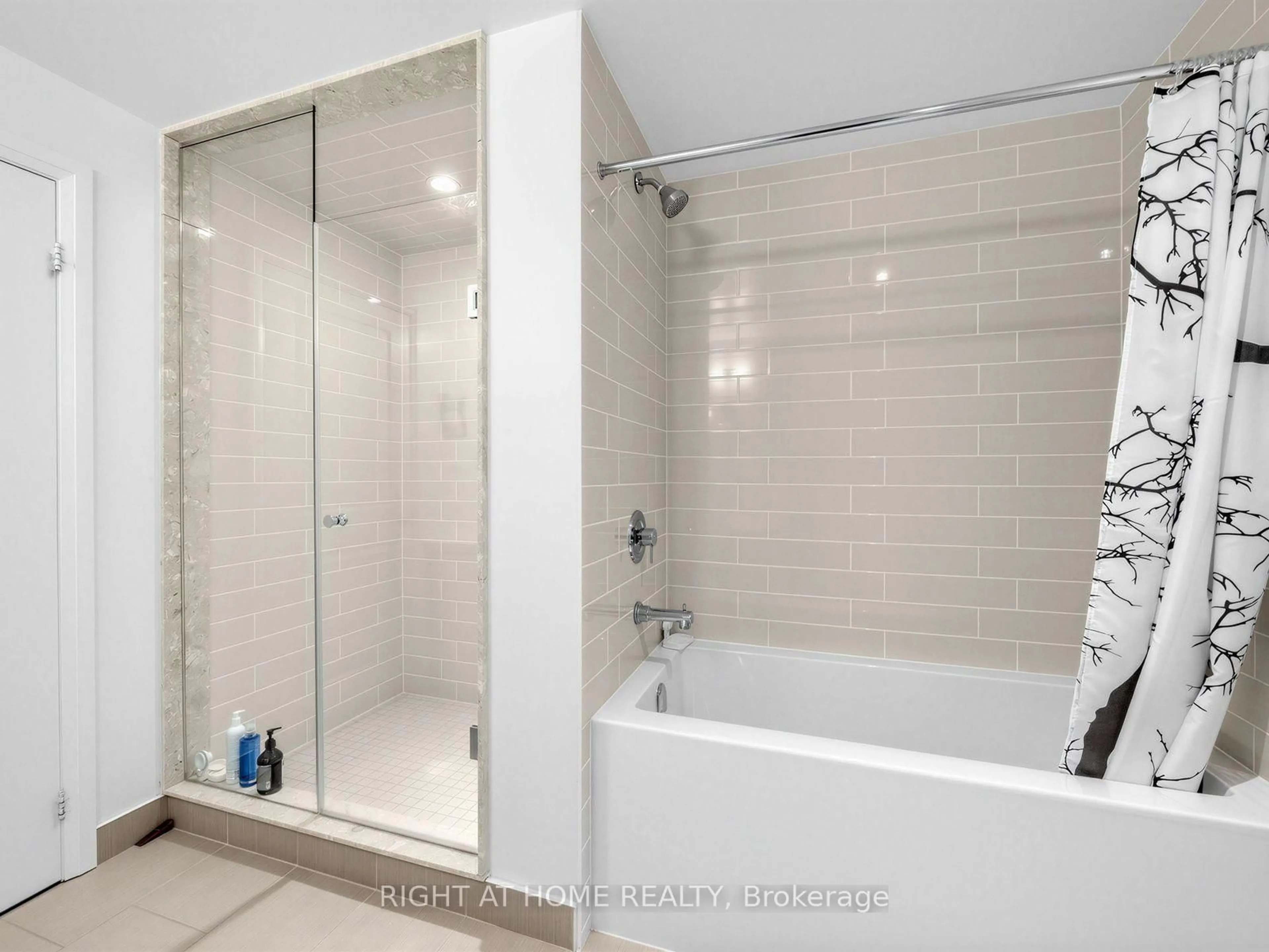 Contemporary bathroom, ceramic/tile floor for 55 Speers Rd #LPH04 (1804), Oakville Ontario L6K 0H9