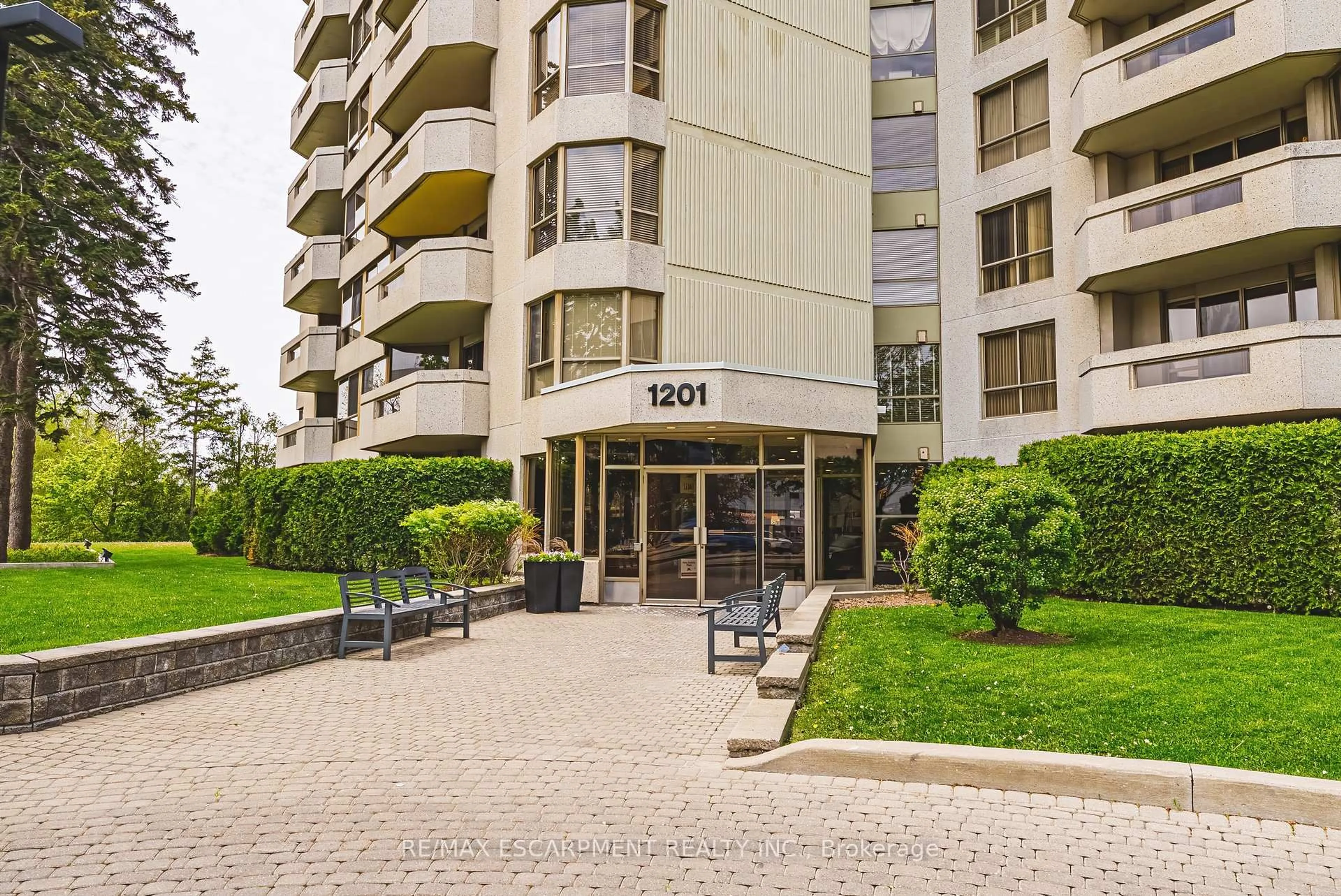 Indoor foyer for 1201 North Shore Blvd #101, Burlington Ontario L7S 1Z5