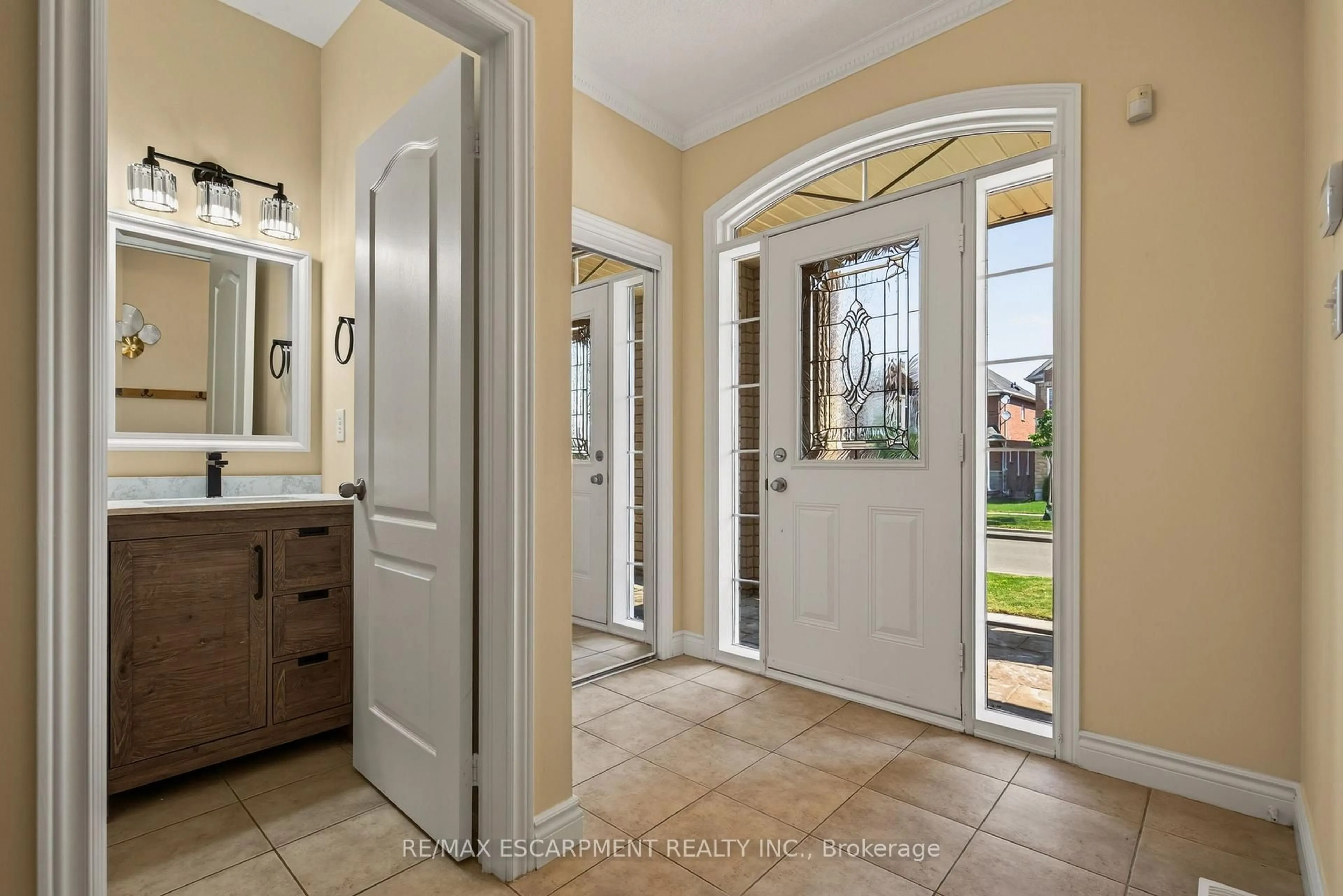 Indoor entryway for 1079 Tupper Dr, Milton Ontario L9T 0A8