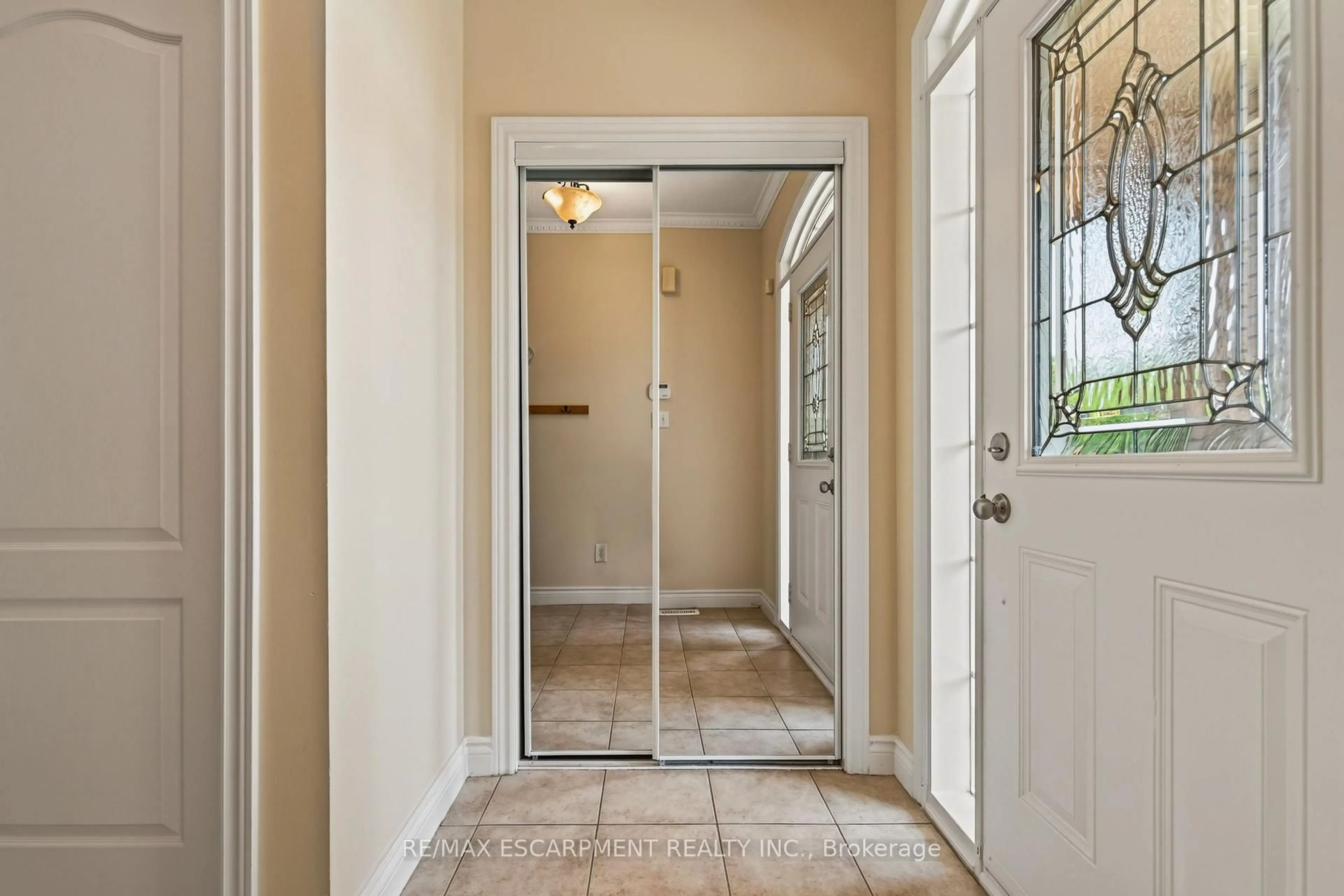 Indoor entryway for 1079 Tupper Dr, Milton Ontario L9T 0A8