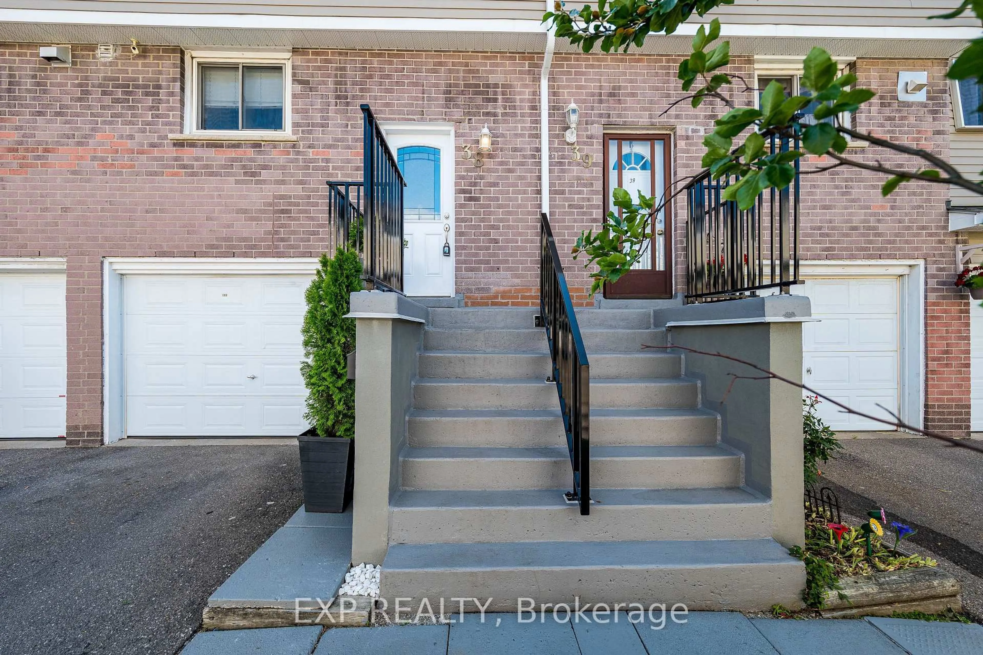 Indoor entryway for 400 Mississauga Valley Blvd #38, Mississauga Ontario L5A 3N6