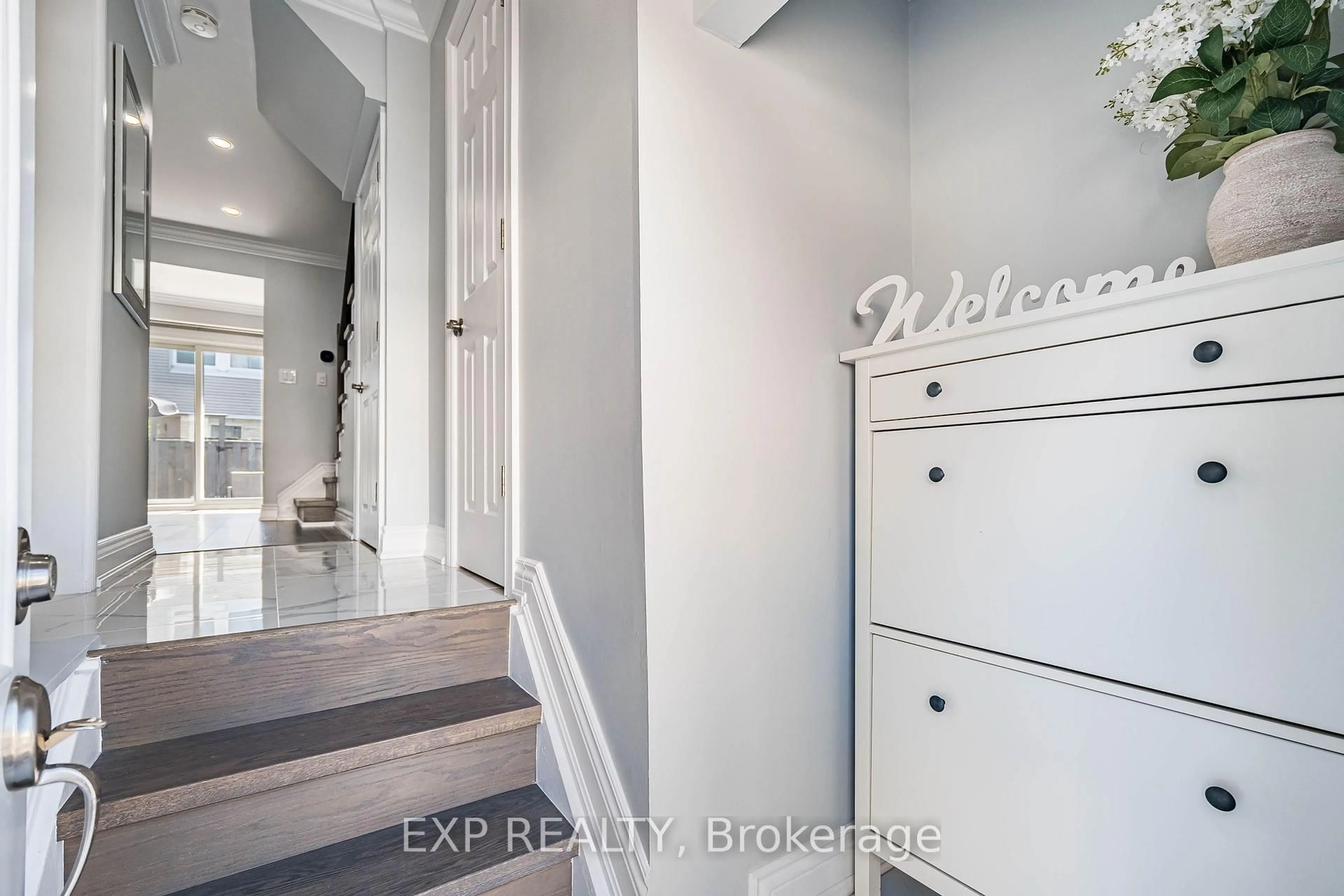 Indoor entryway for 400 Mississauga Valley Blvd #38, Mississauga Ontario L5A 3N6