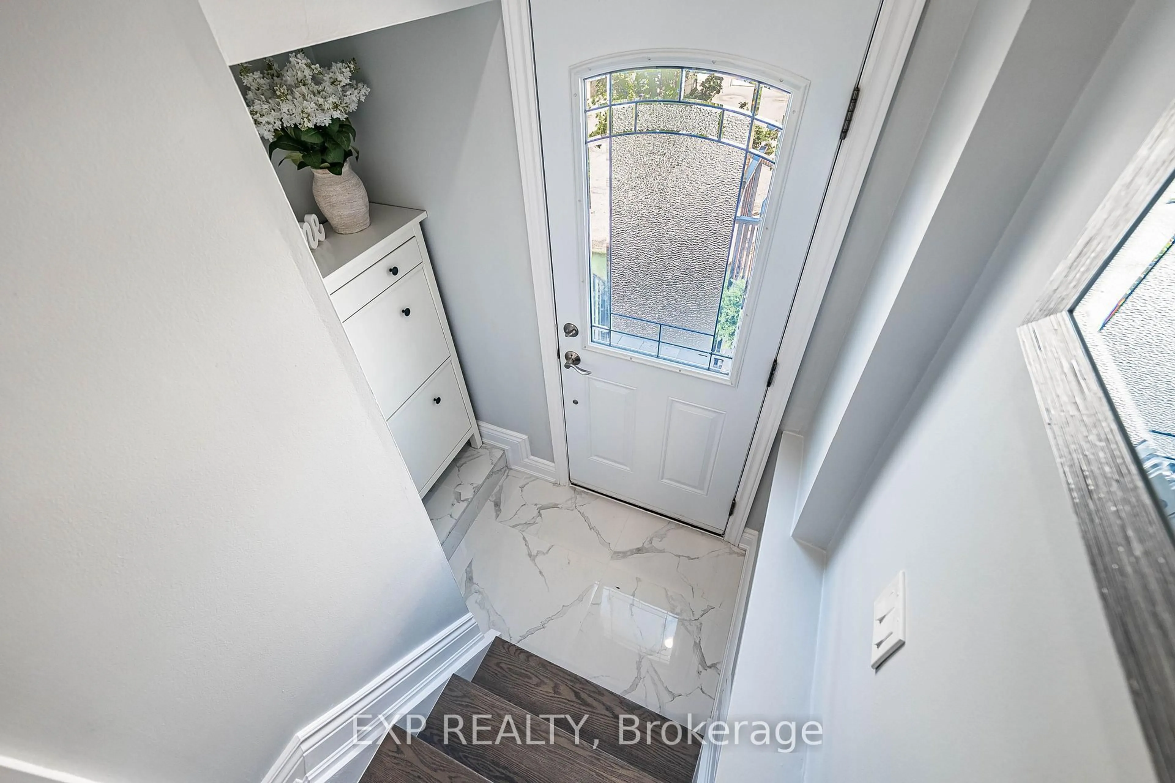 Indoor entryway for 400 Mississauga Valley Blvd #38, Mississauga Ontario L5A 3N6