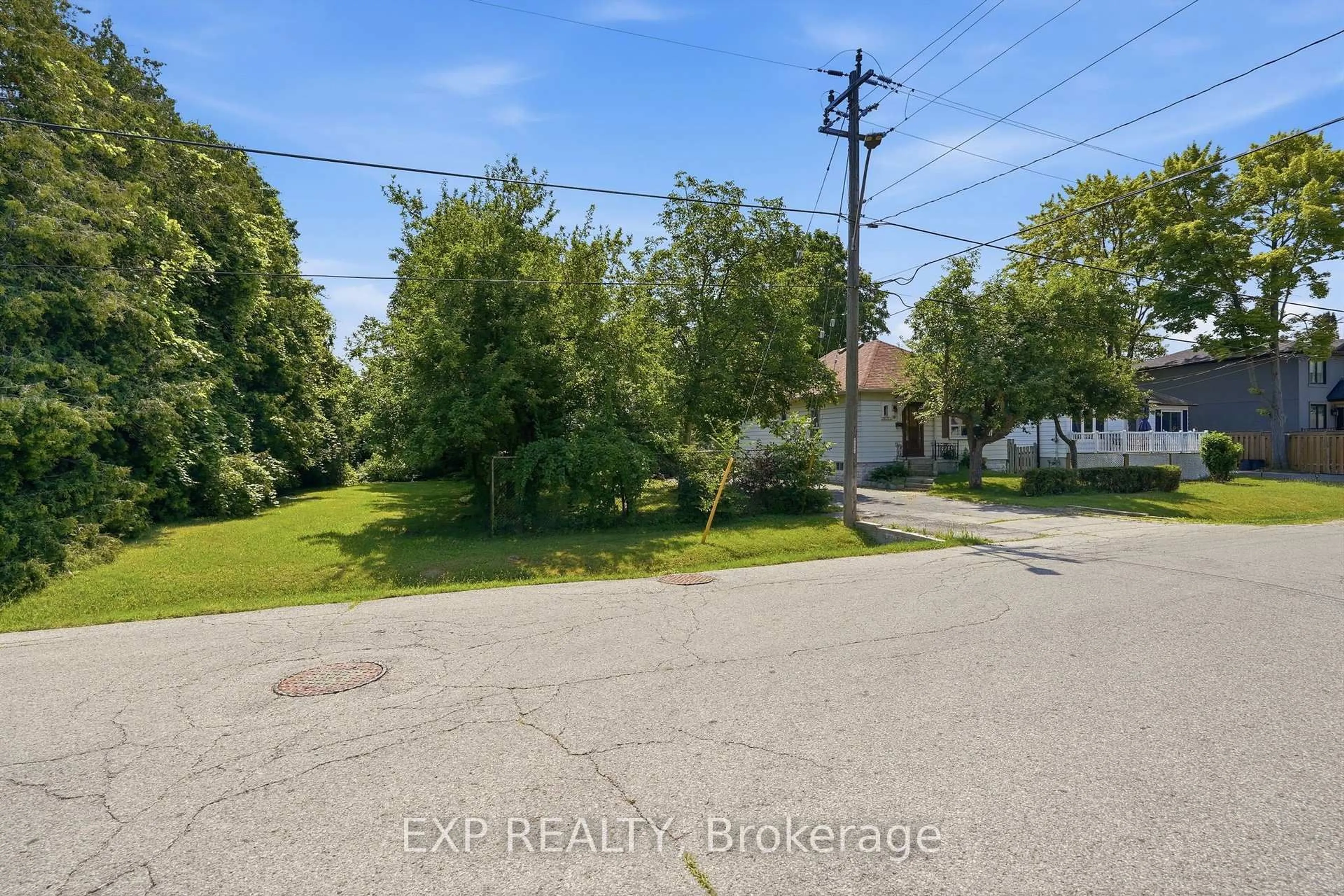 A pic from outside/outdoor area/front of a property/back of a property/a pic from drone, street for 188 Troy St, Mississauga Ontario L5G 1S7