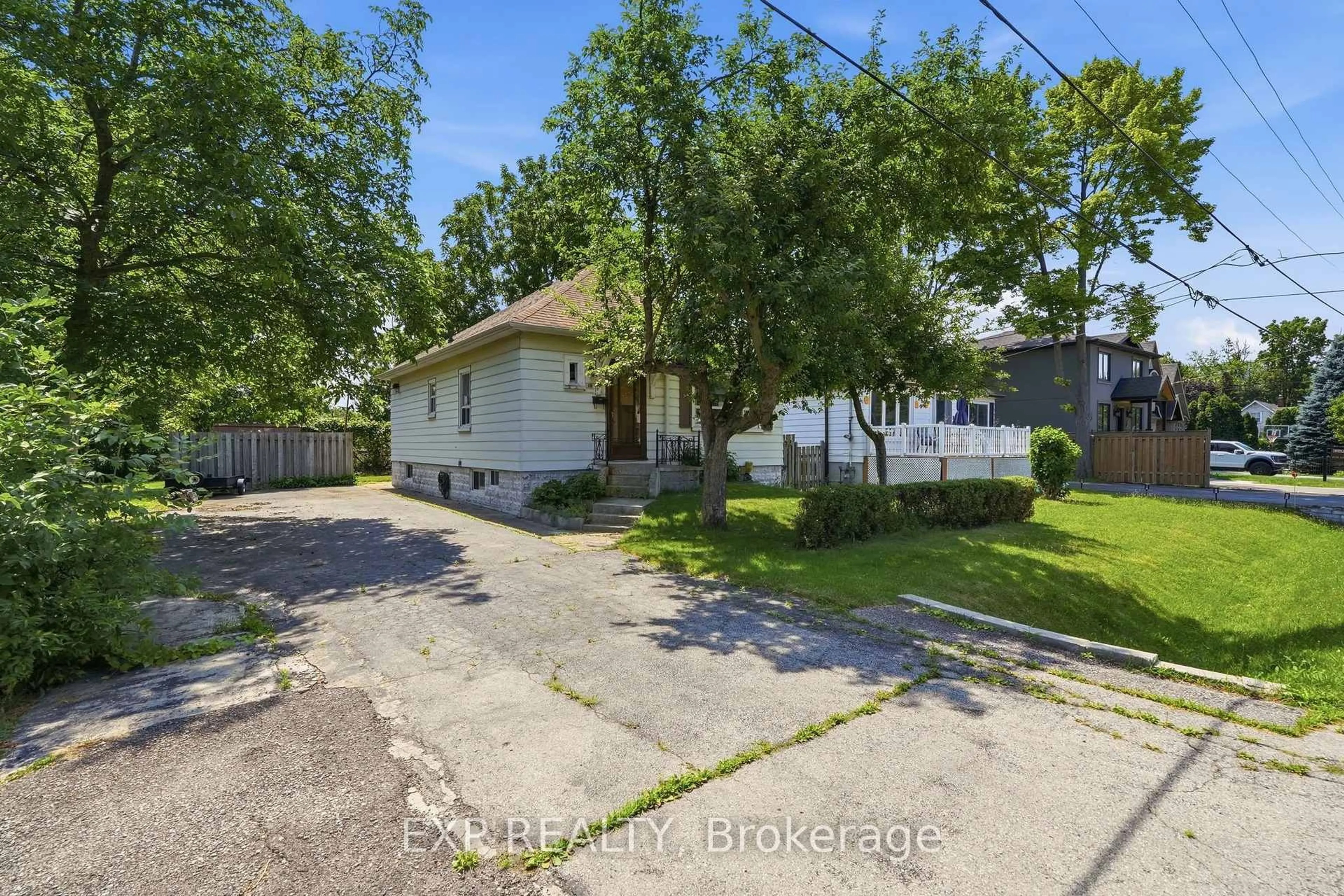 A pic from outside/outdoor area/front of a property/back of a property/a pic from drone, street for 188 Troy St, Mississauga Ontario L5G 1S7