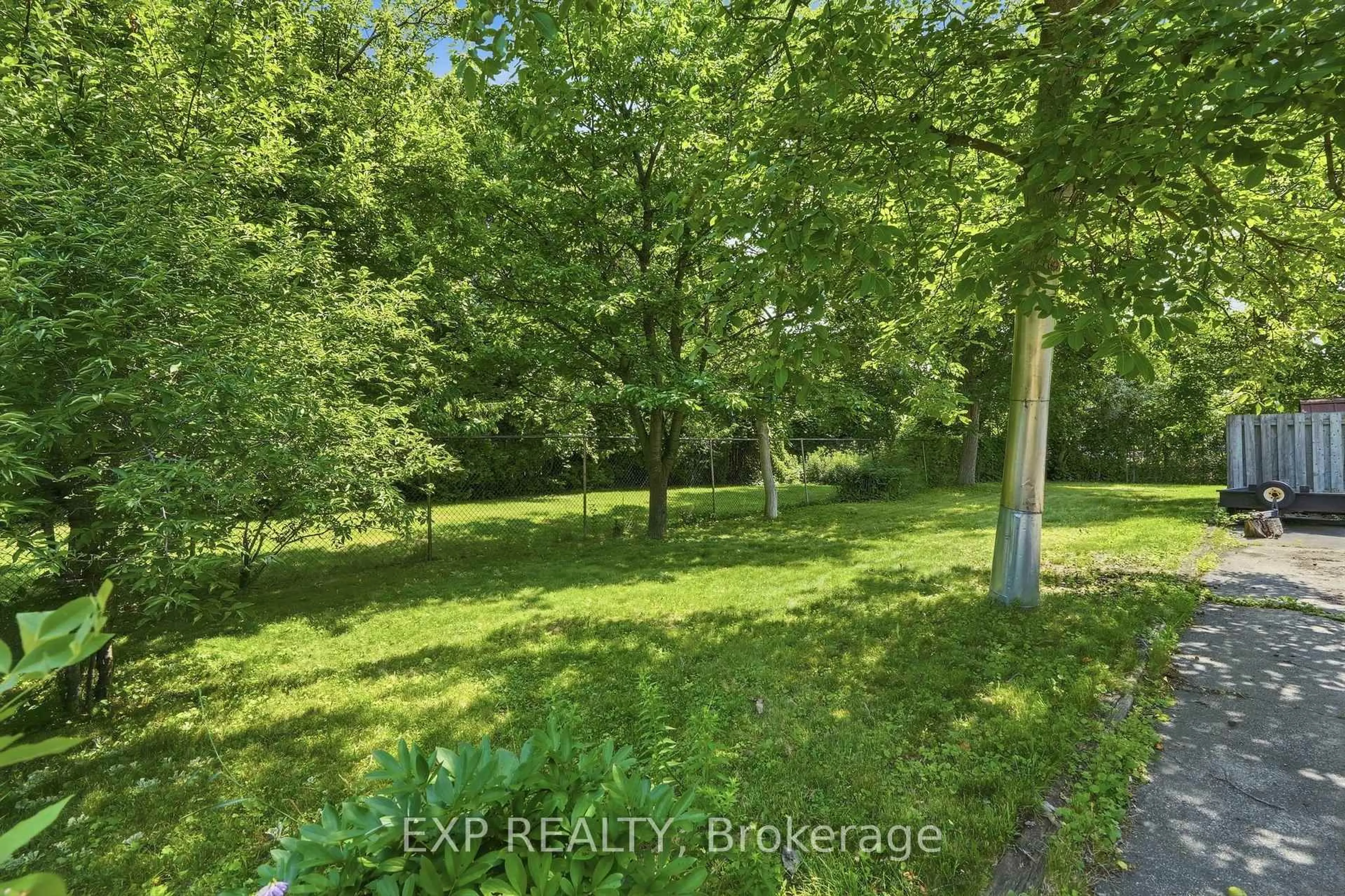A pic from outside/outdoor area/front of a property/back of a property/a pic from drone, forest/trees view for 188 Troy St, Mississauga Ontario L5G 1S7